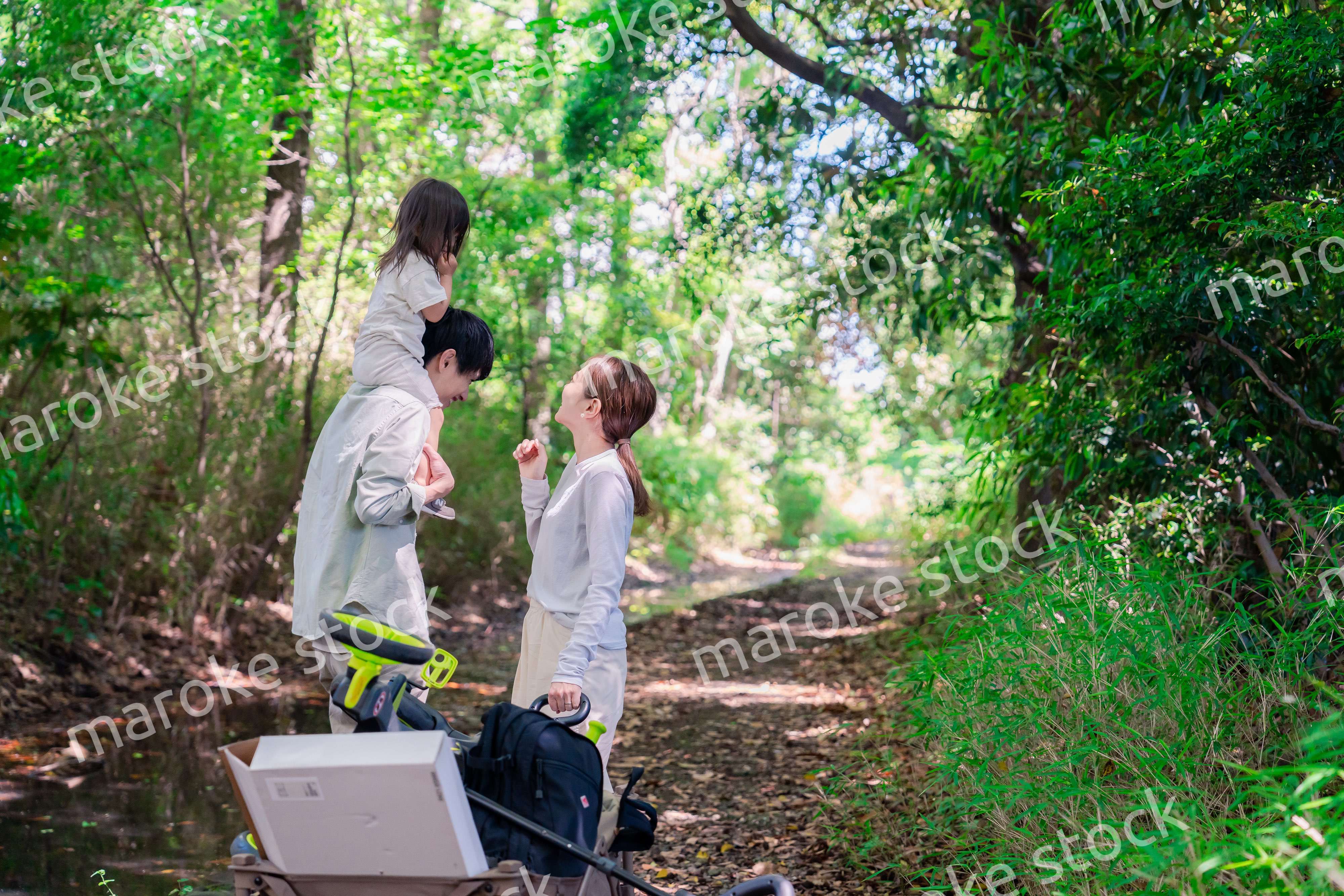 森の中でアウトドアカートを使う家族