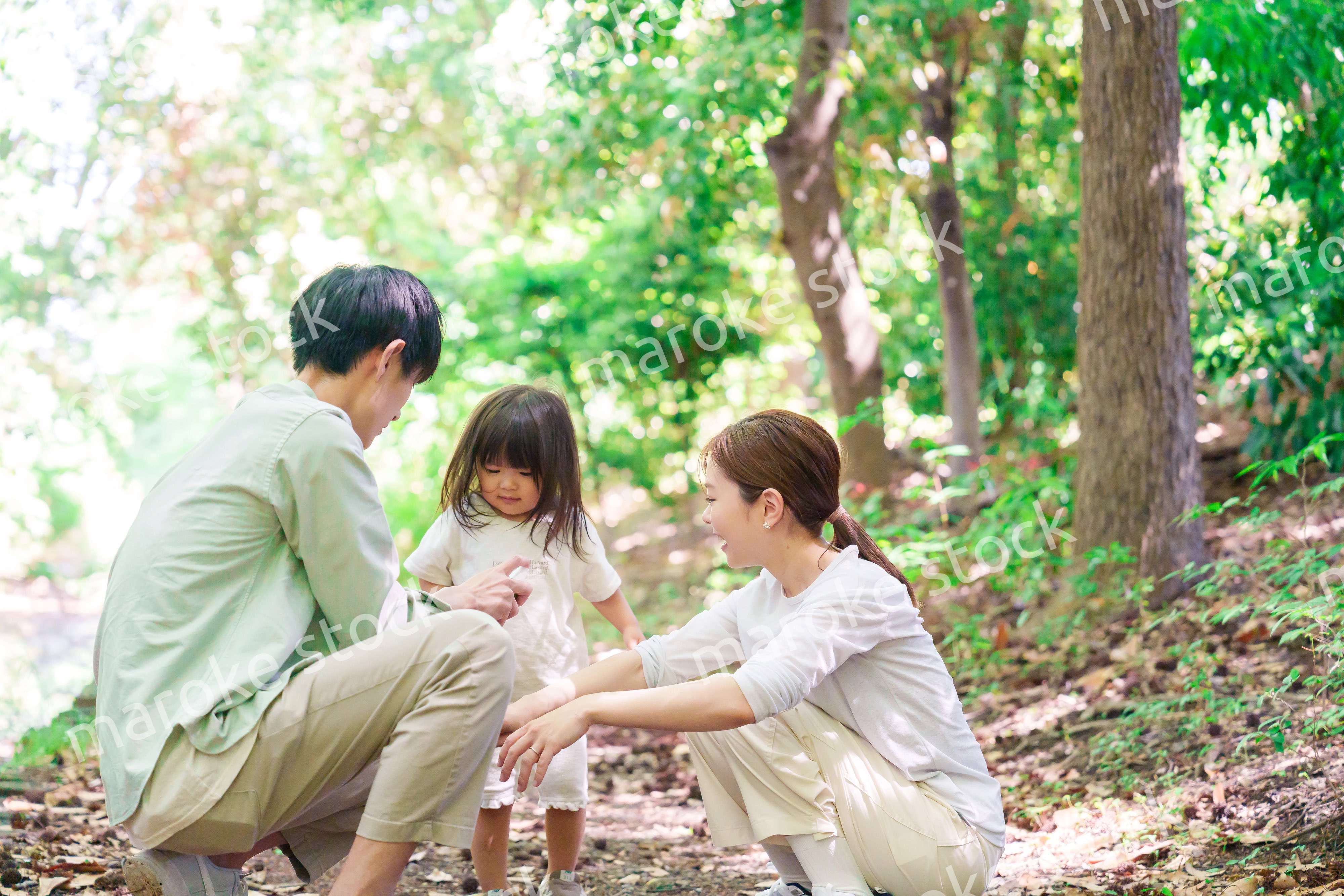 自然の中で虫除けスプレーを使うファミリー