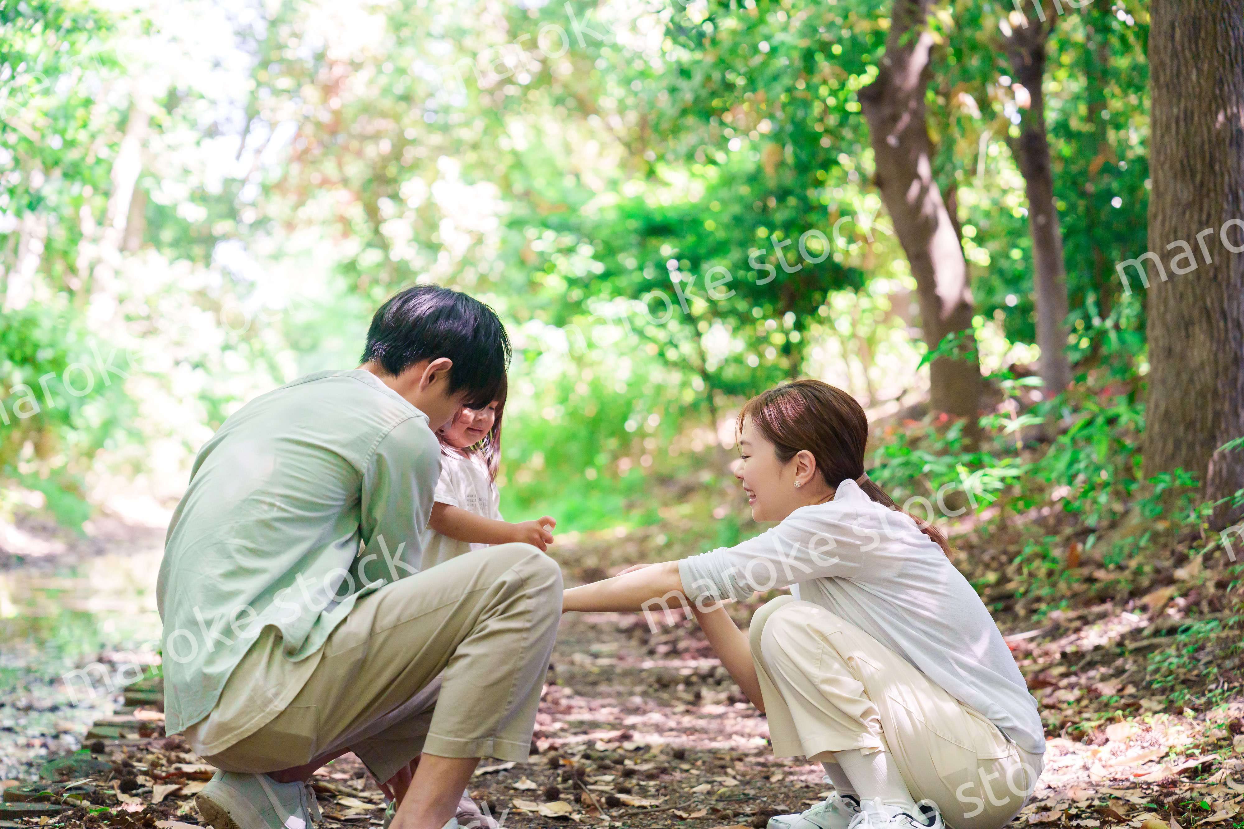 自然の中で虫除けスプレーを使うファミリー