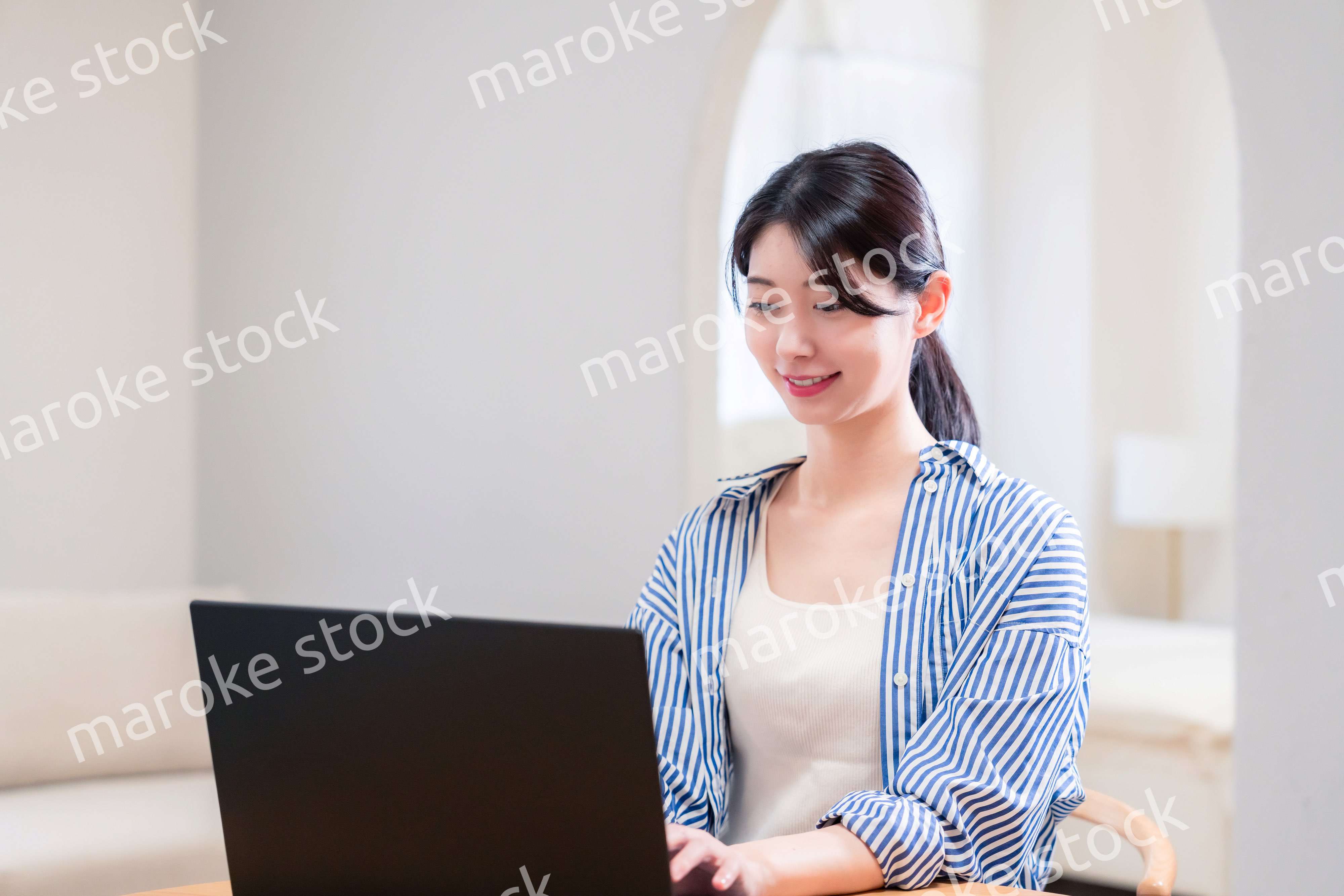 生き生きと在宅勤務をする若い女性