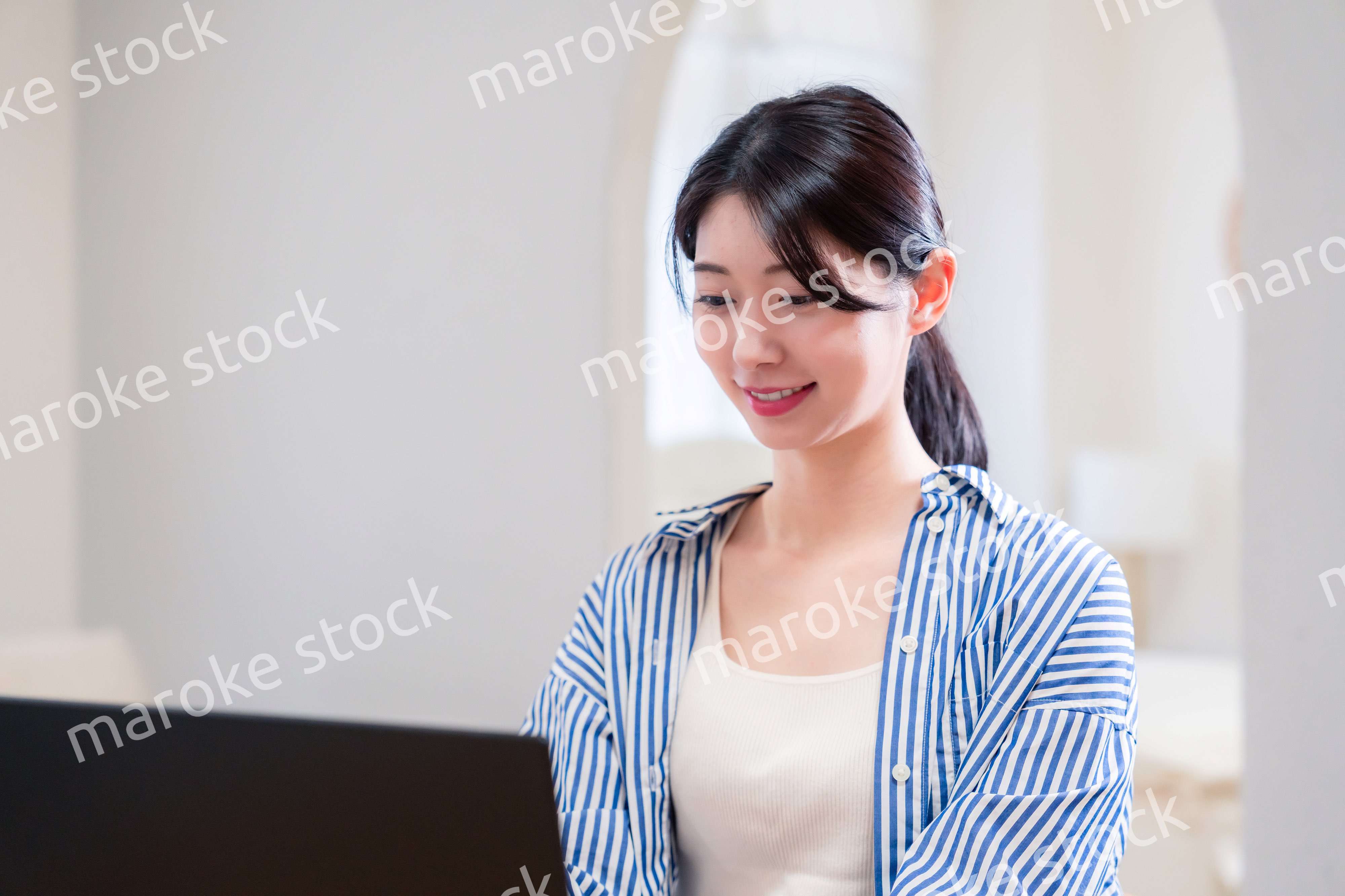 生き生きと在宅勤務をする若い女性