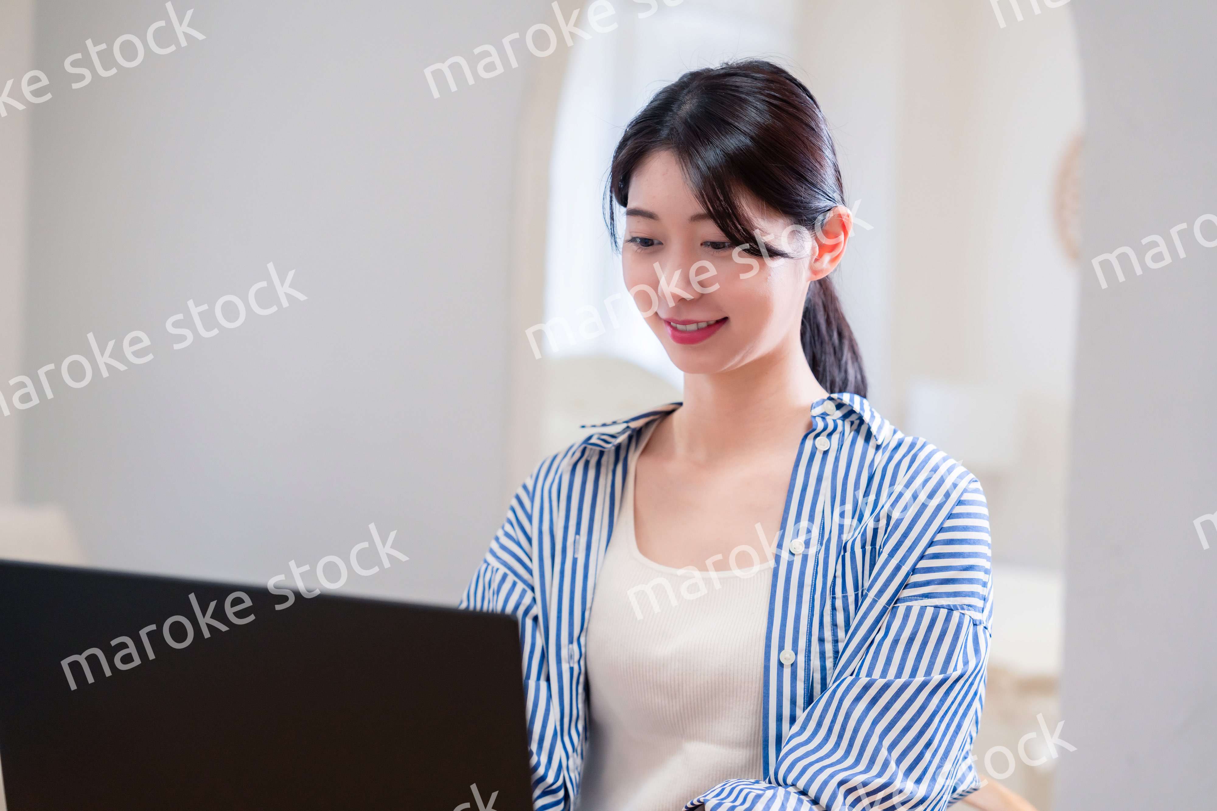 生き生きと在宅勤務をする若い女性