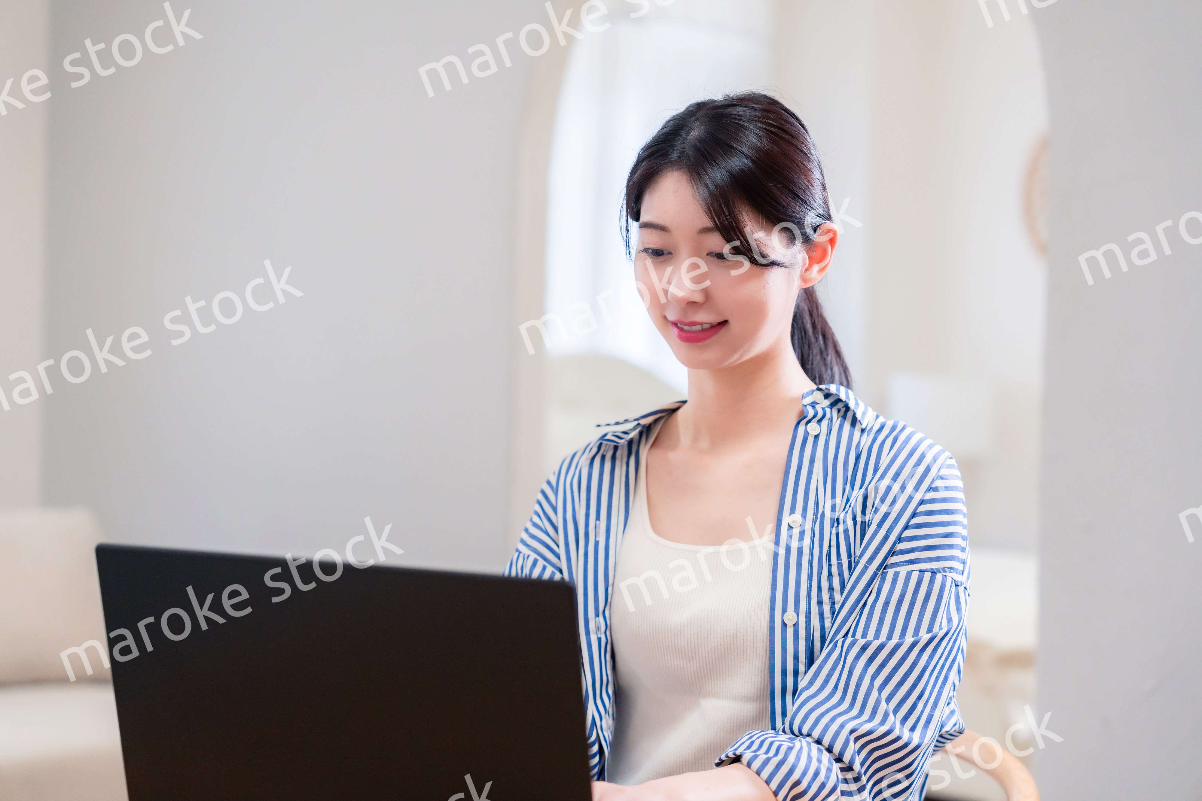 生き生きと在宅勤務をする若い女性