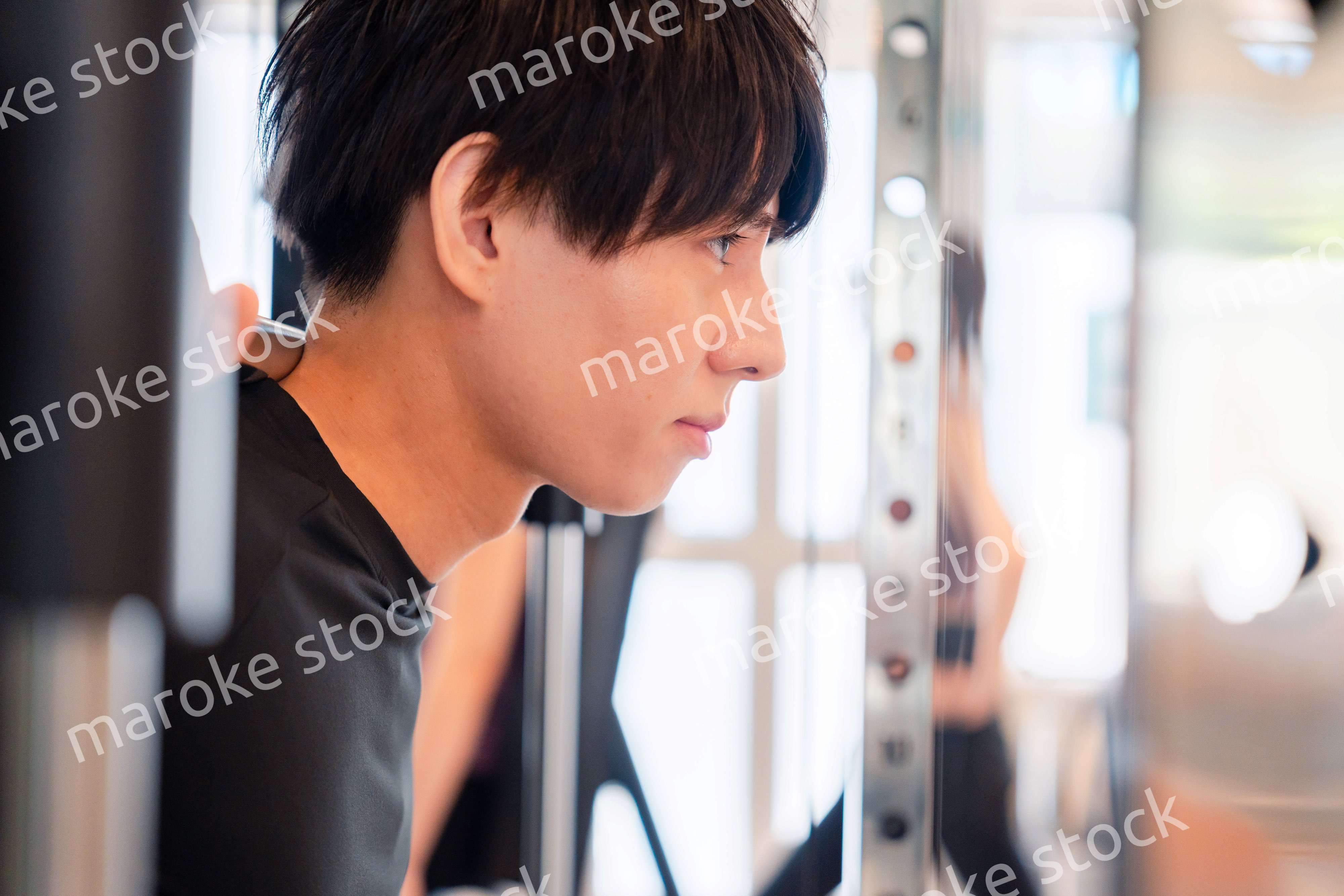 ジムで筋トレをする若い男性