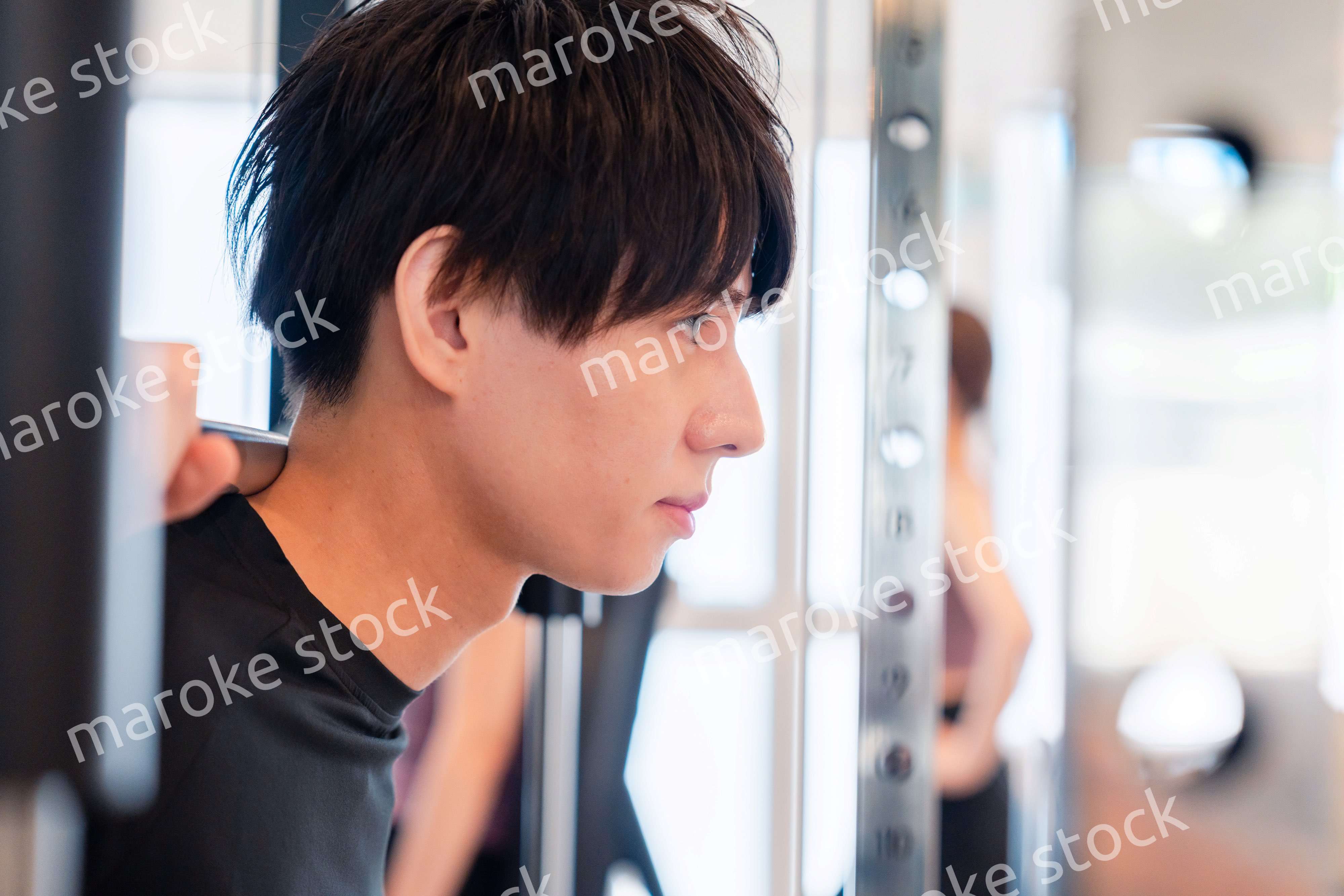 ジムで筋トレをする若い男性