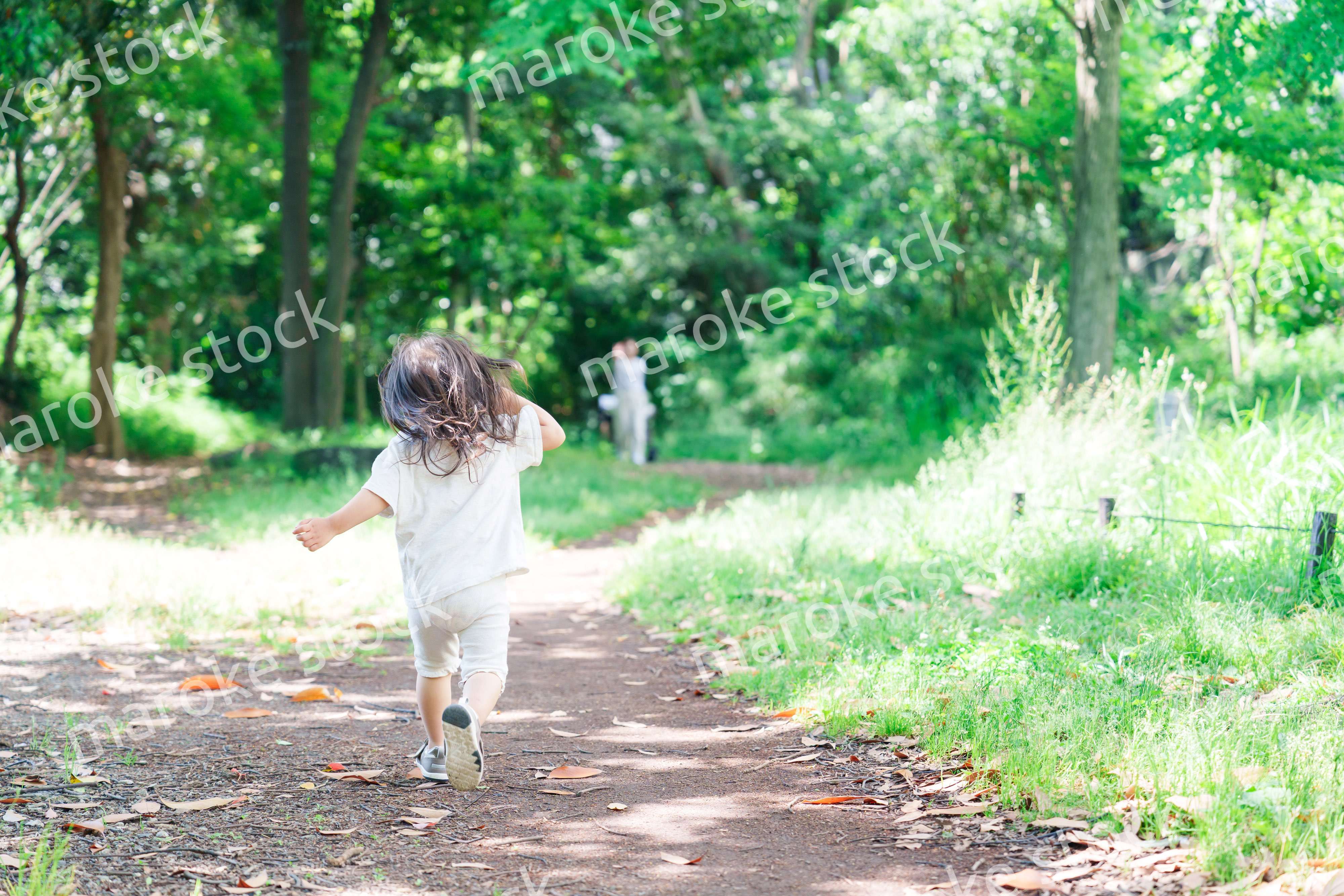 森の中をかける小さな女の子
