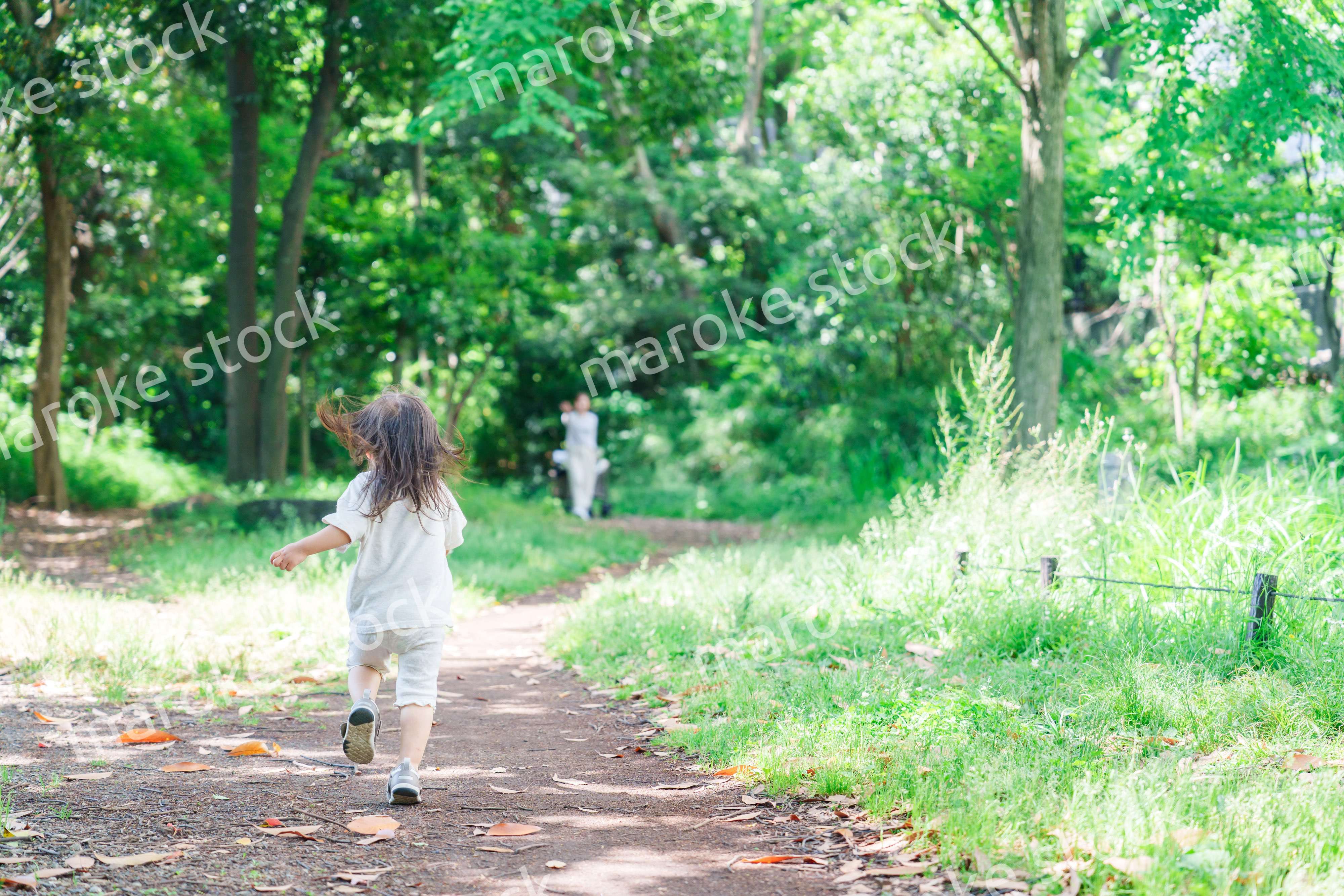 森の中をかける小さな女の子