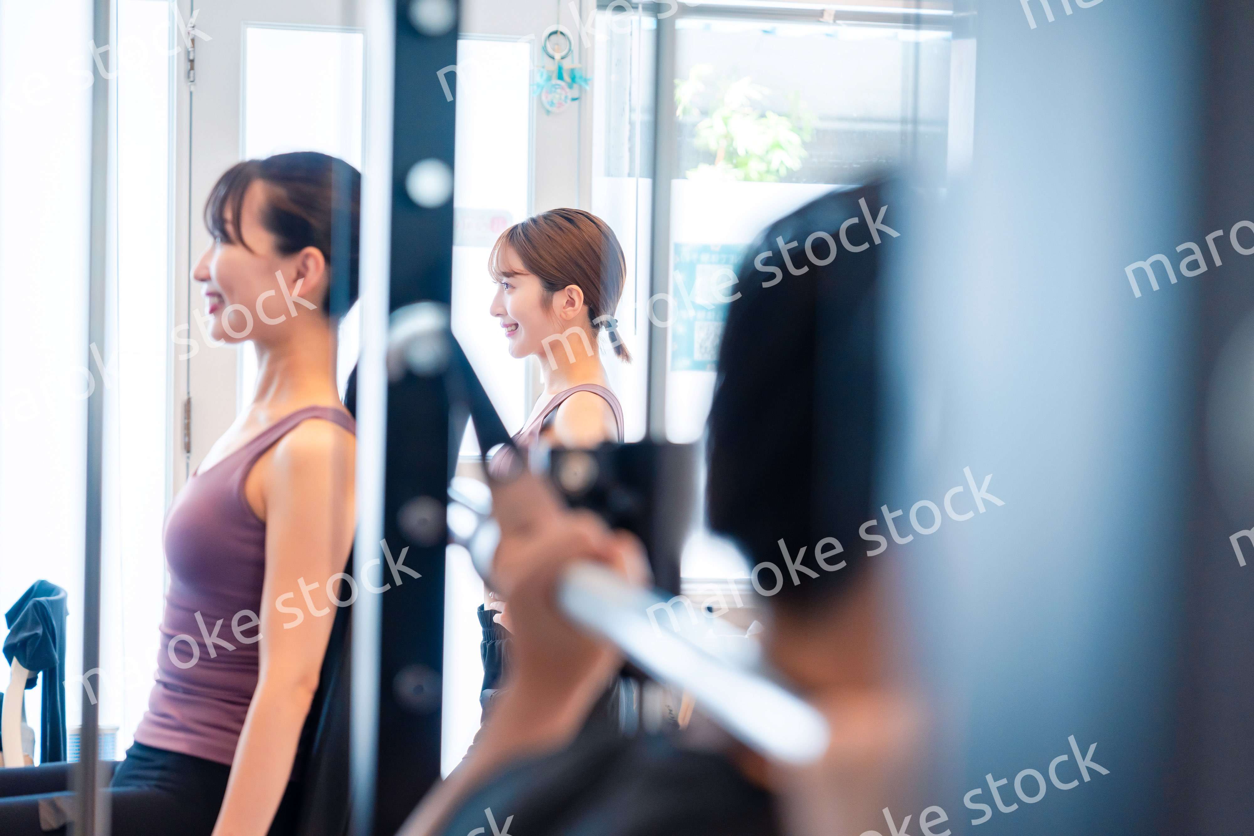 ジムのマシーンでトレーニングをする人