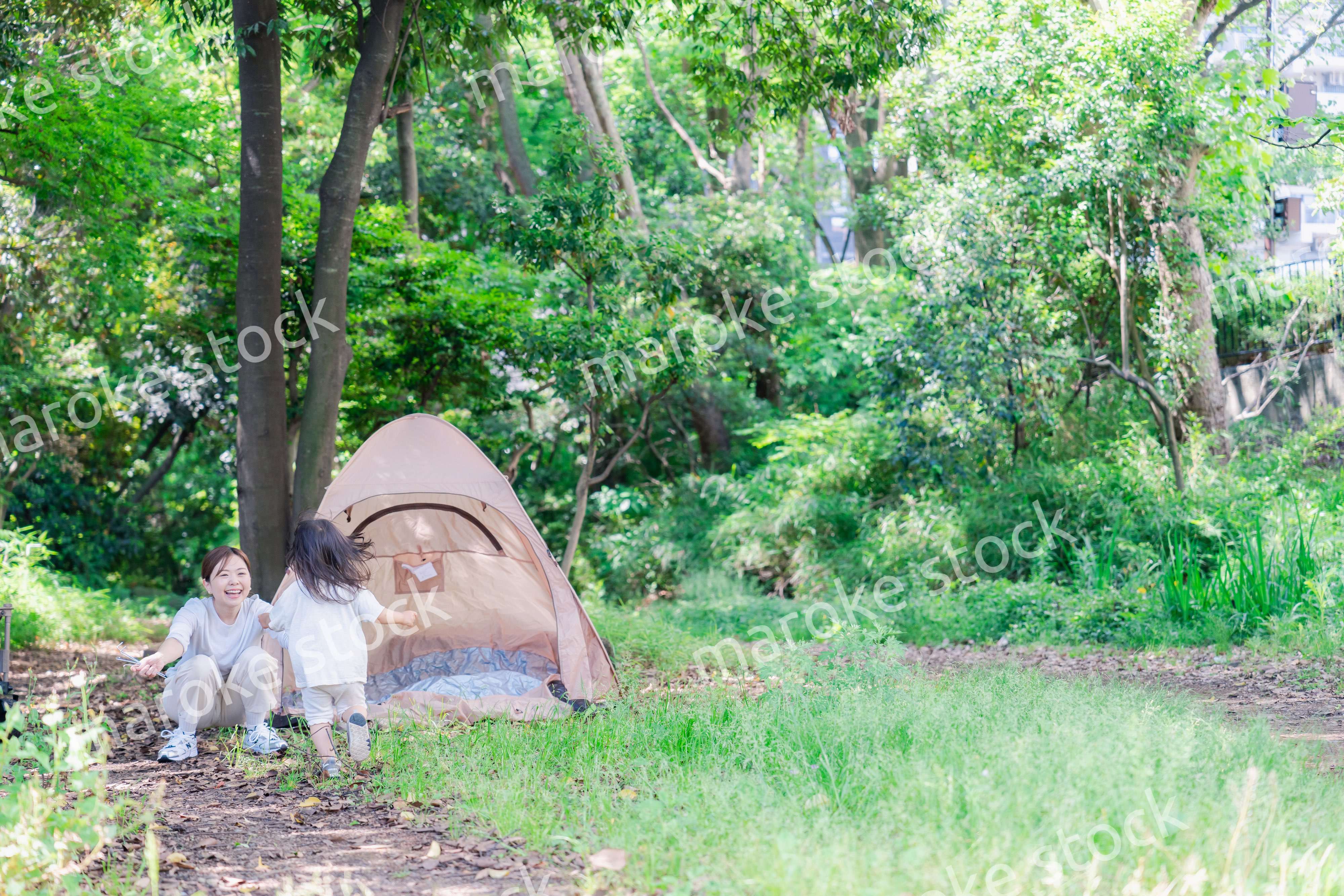森の中でかけっこをする子どもとお母さん