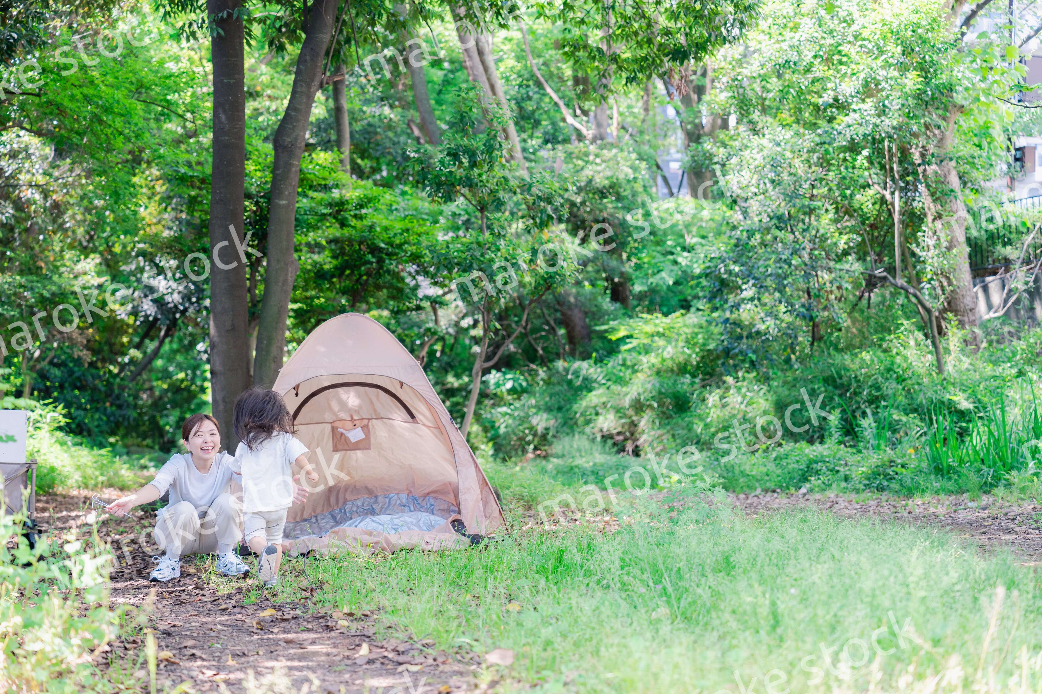 森の中でかけっこをする子どもとお母さん
