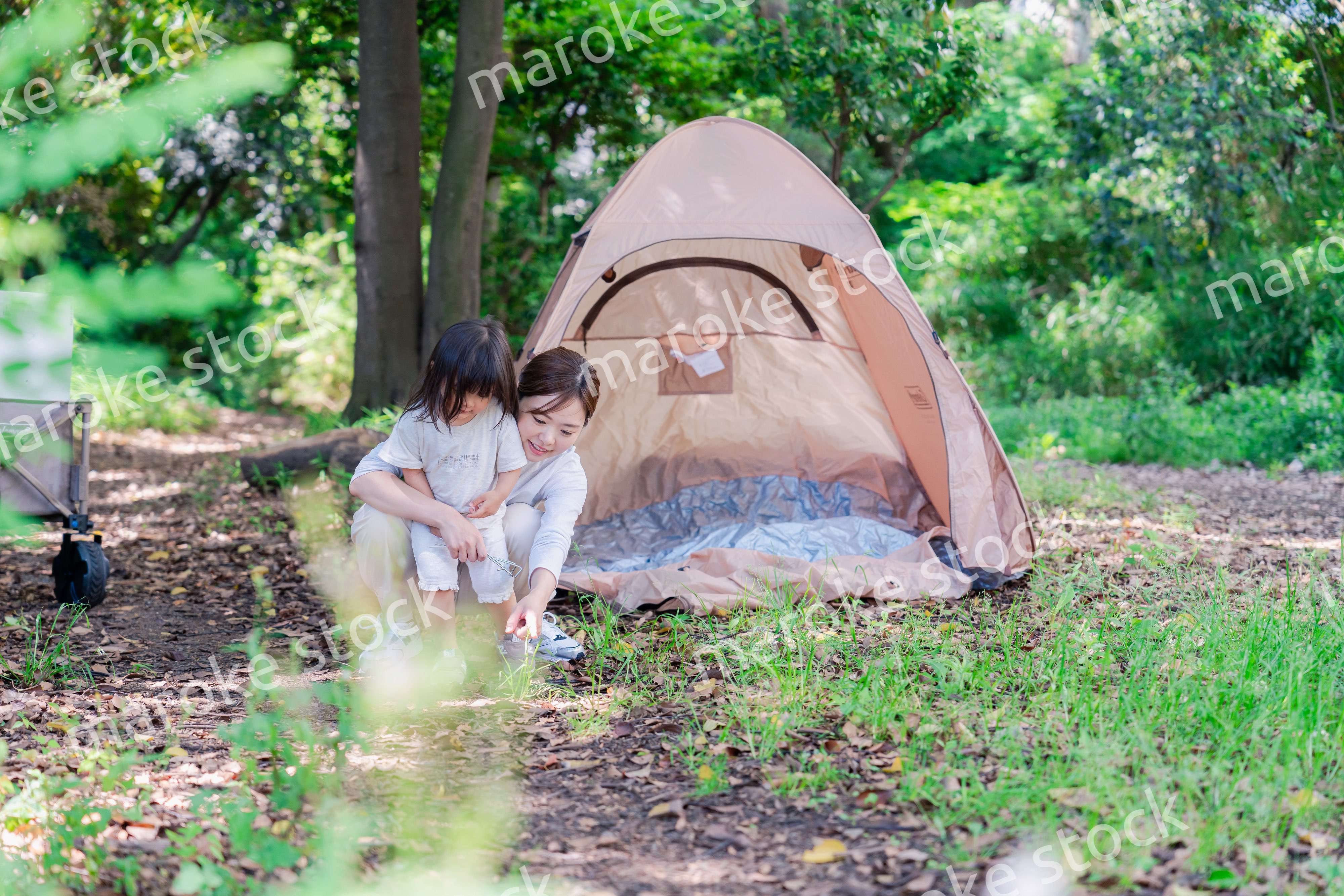 森の中でかけっこをする子どもとお母さん