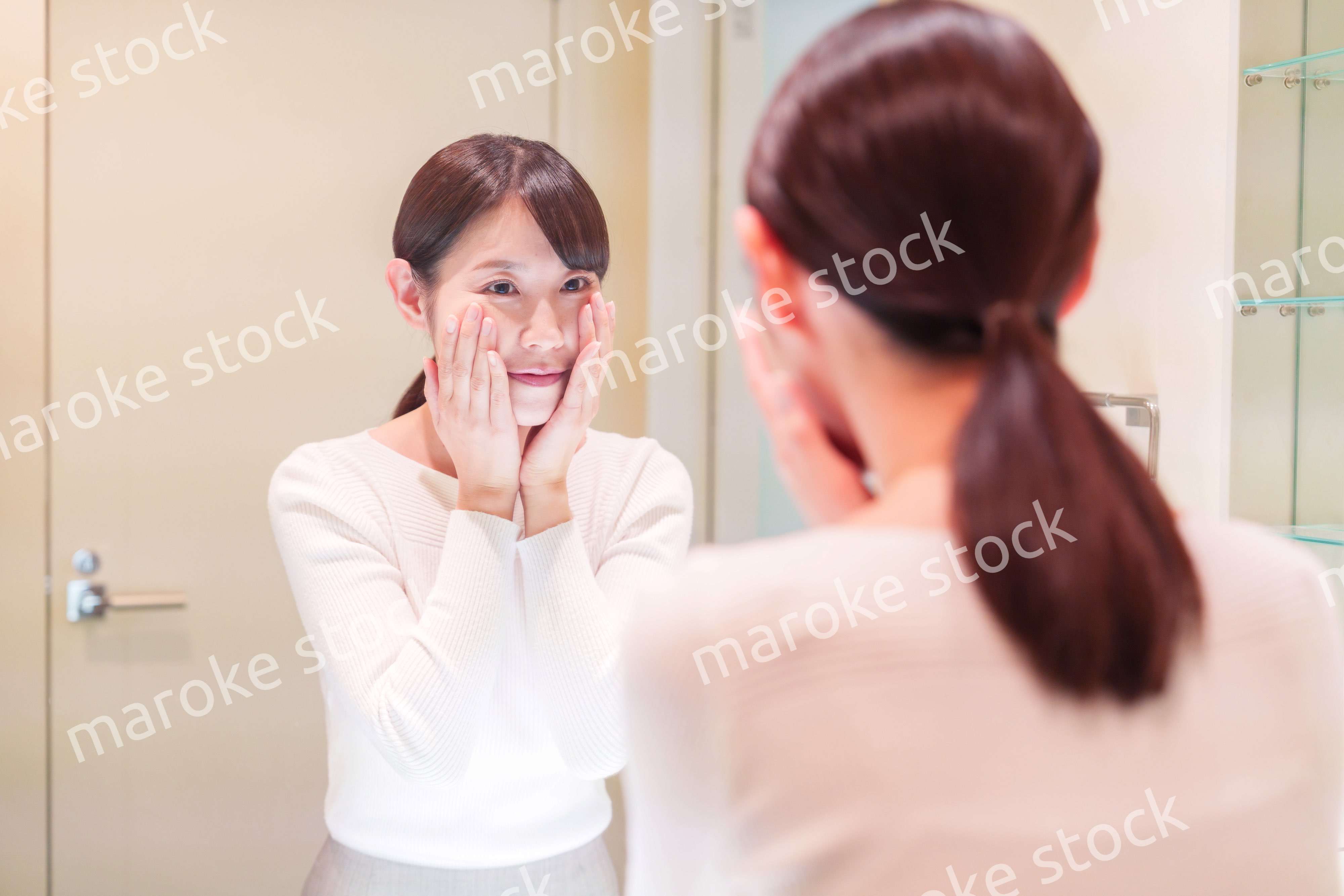 お出かけ前に身だしなみを整えるミドルシニアの女性