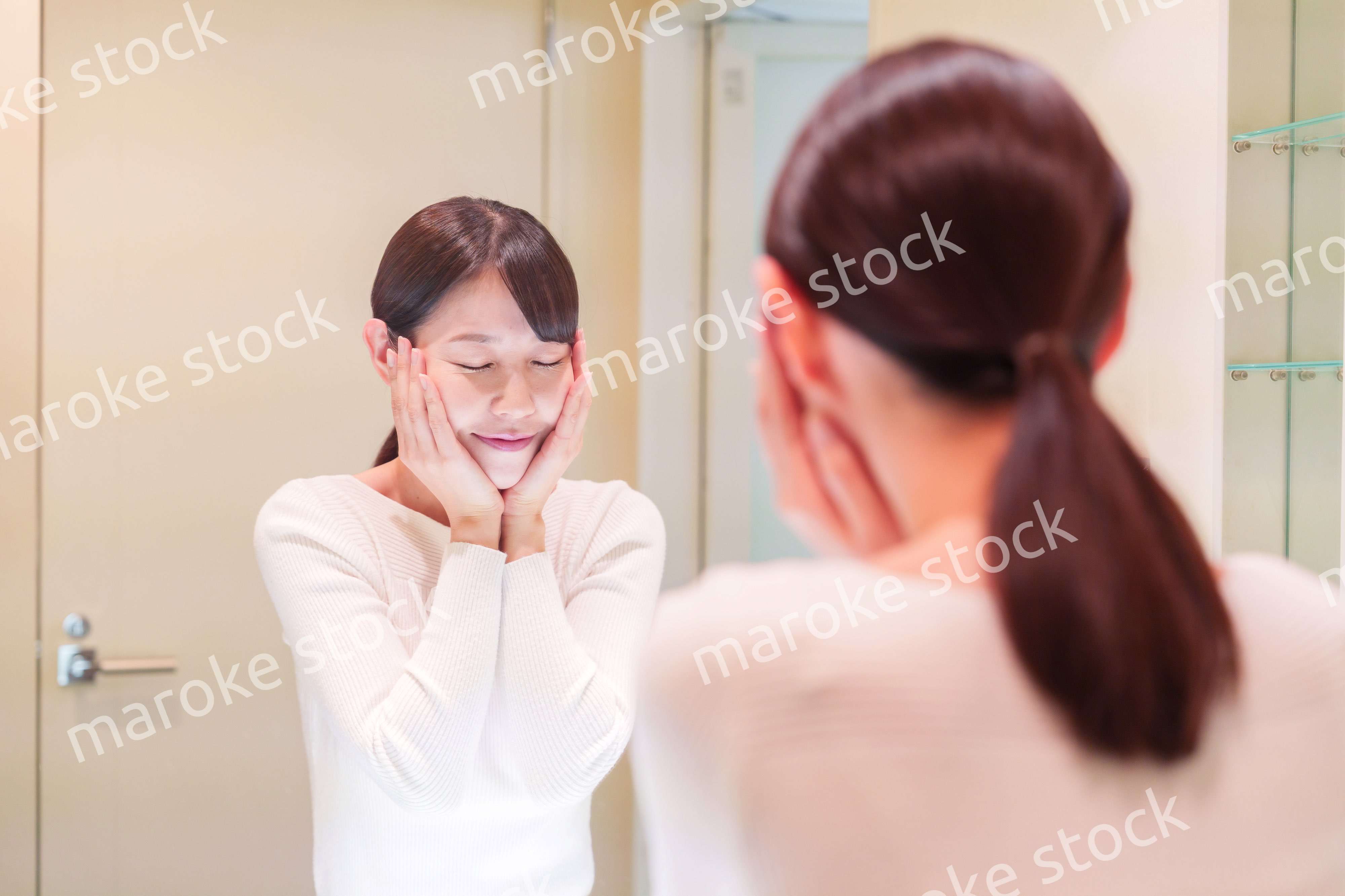 お出かけ前に身だしなみを整えるミドルシニアの女性