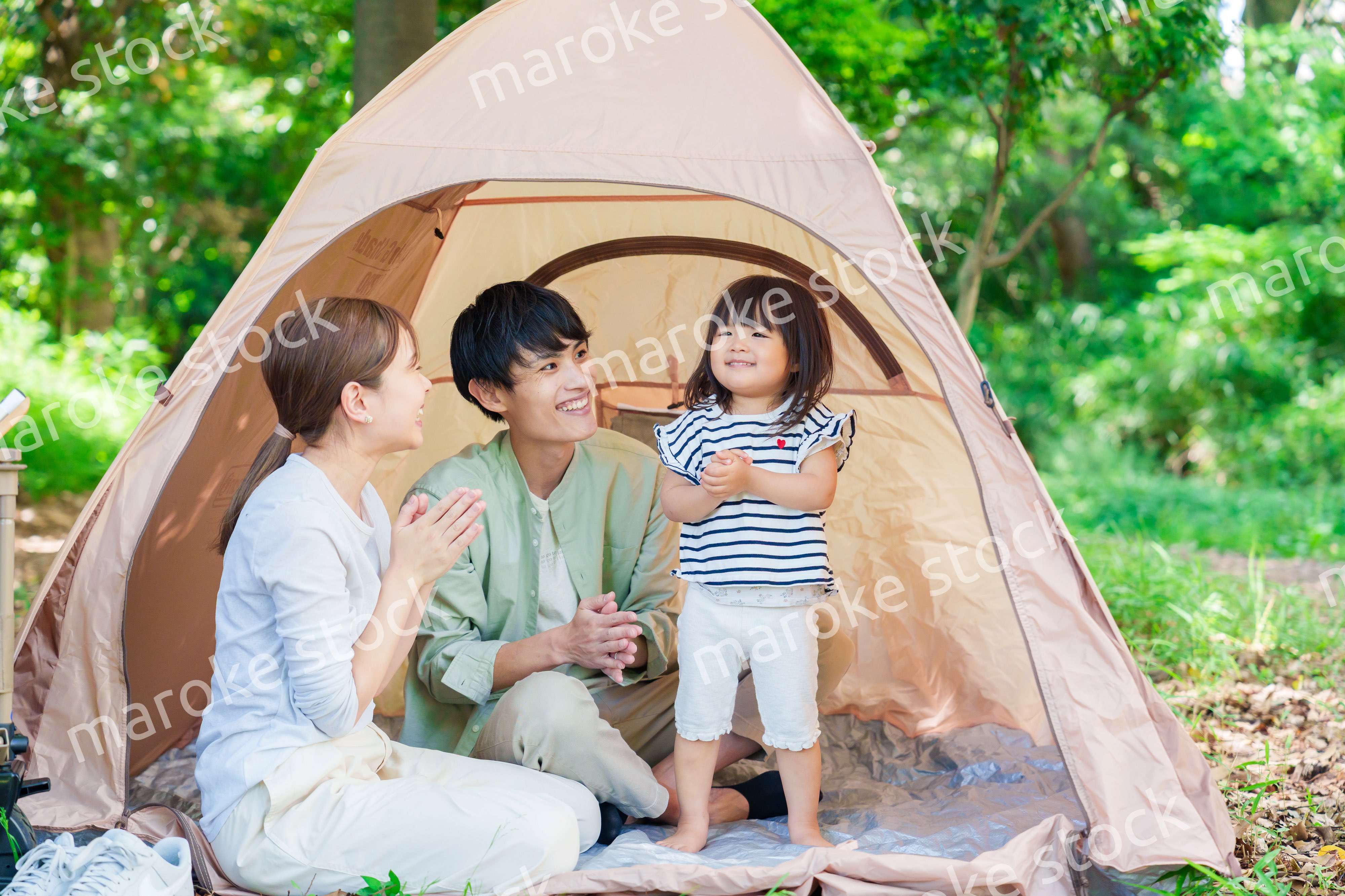 森の中でキャンプをするファミリー