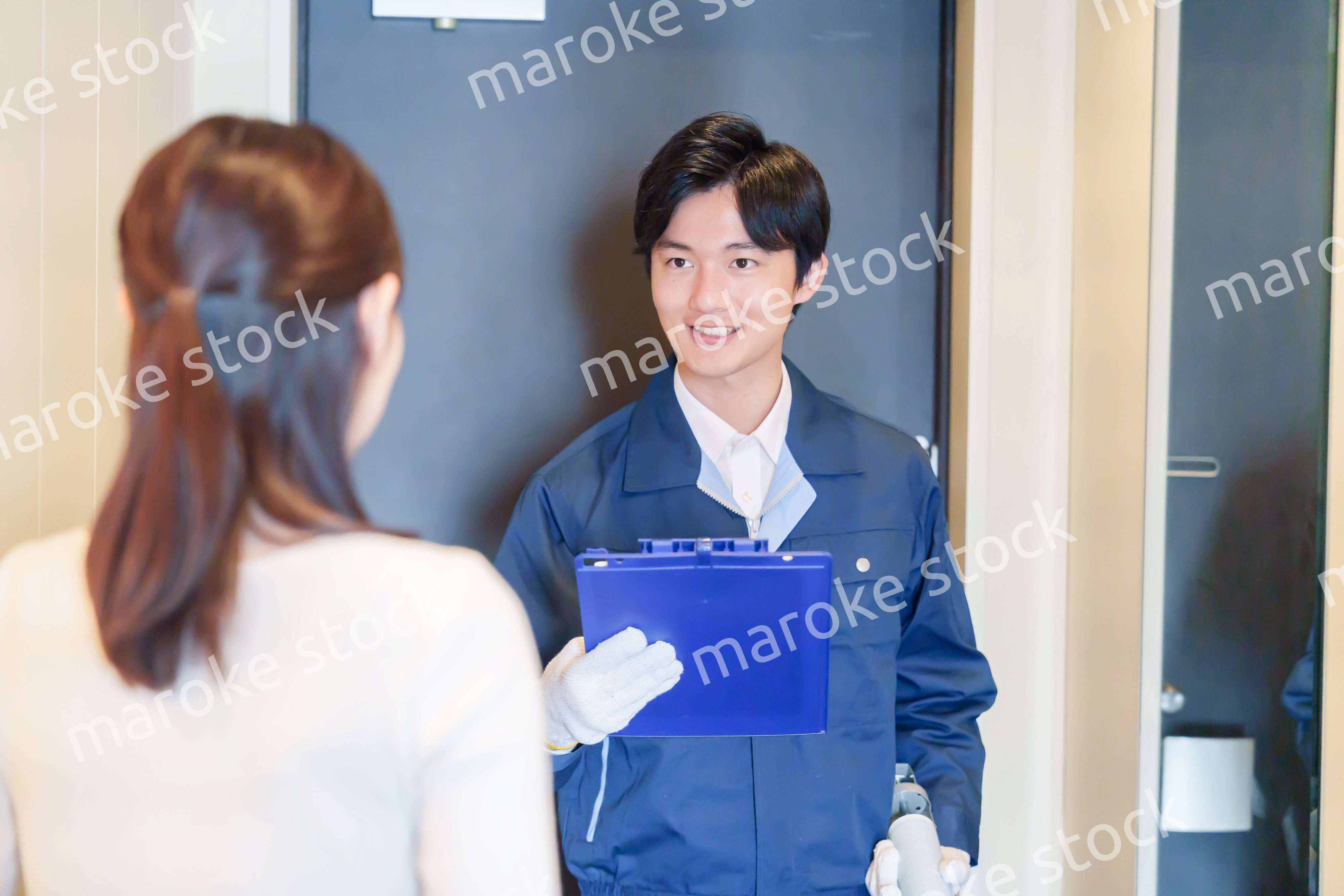 マンションを戸別訪問して点検をする業者の男性