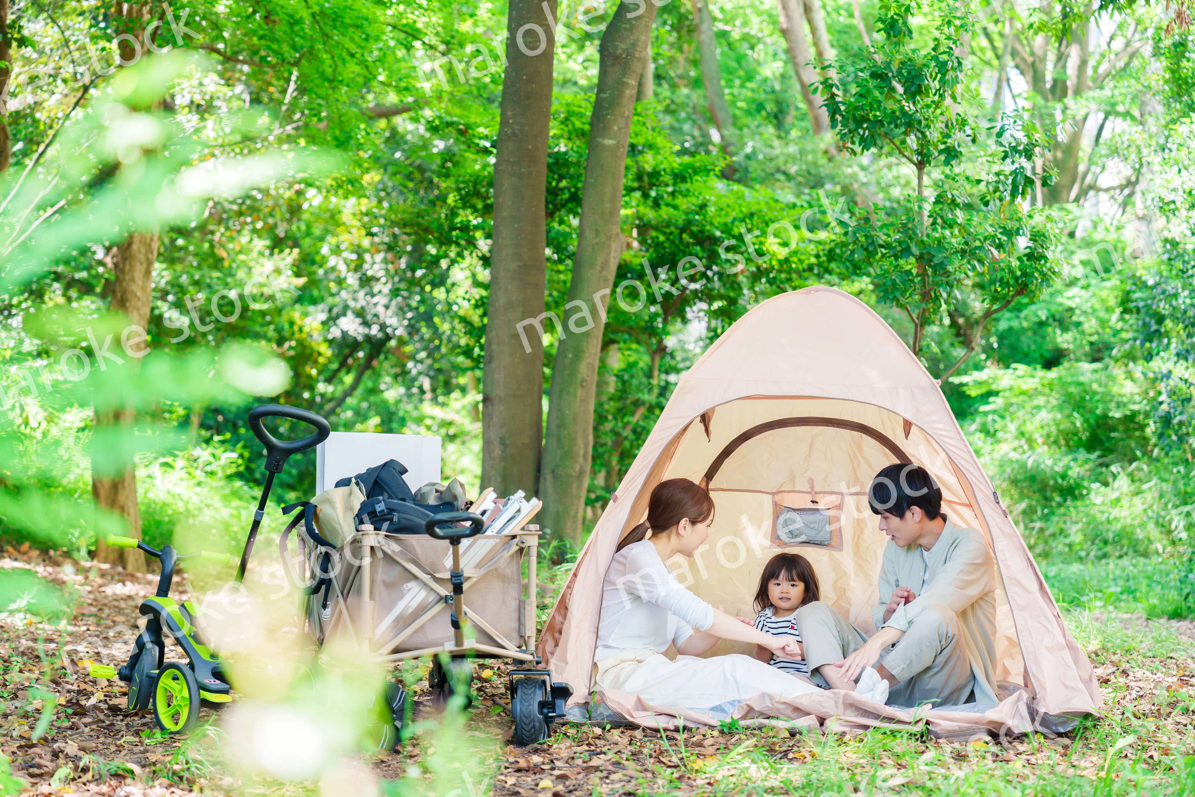森の中でキャンプをするファミリー