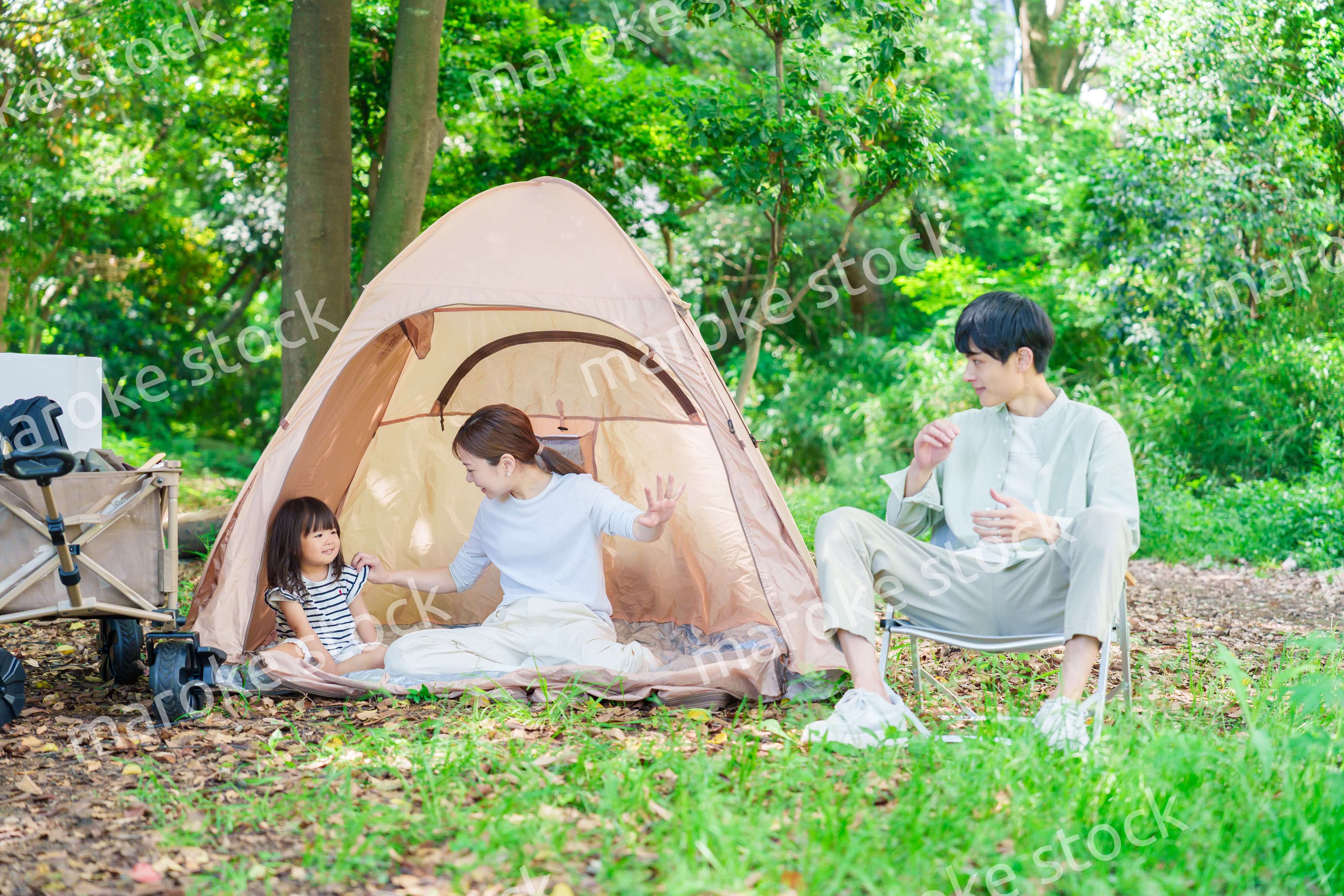森の中でキャンプをするファミリー