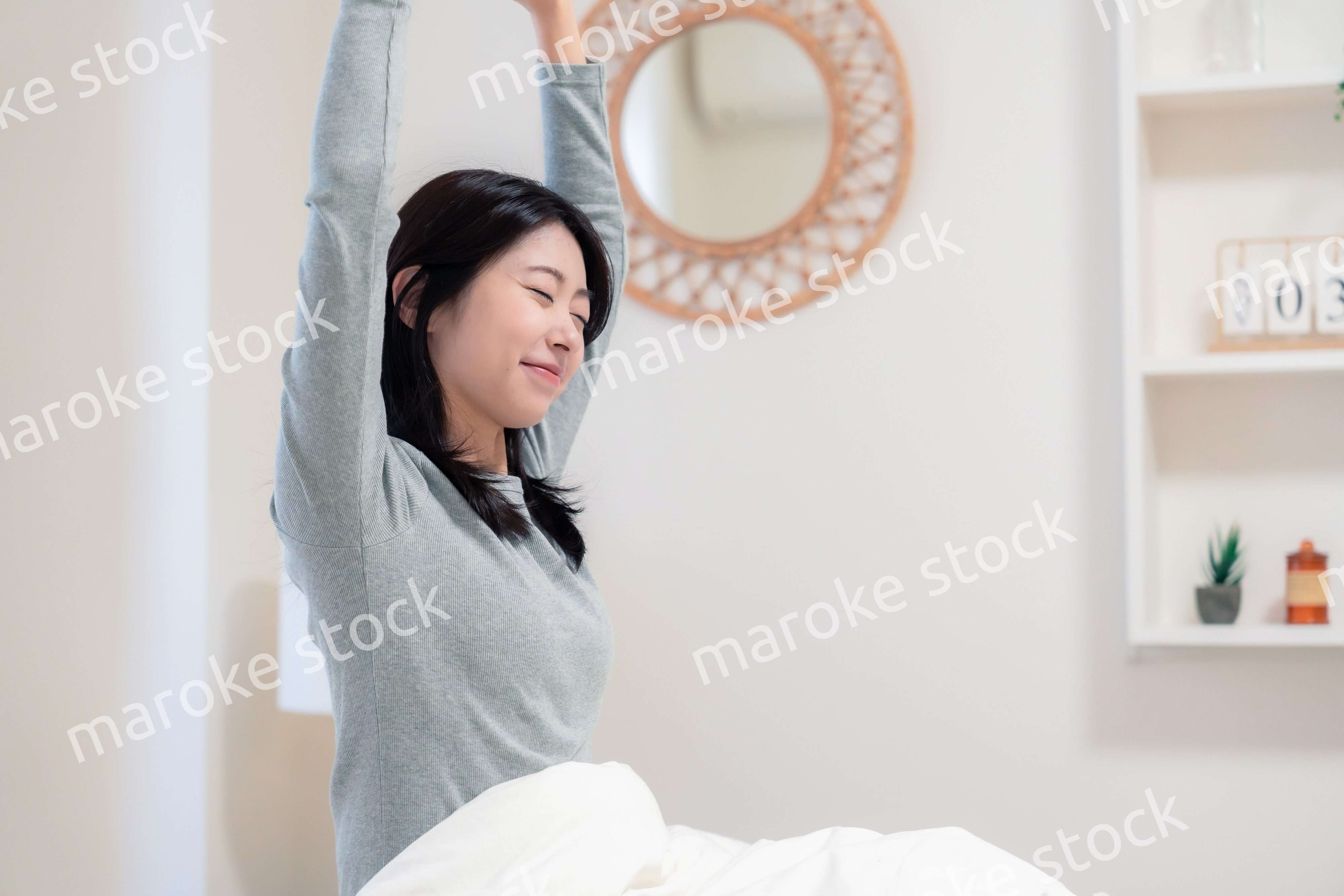 ベッドで目覚める若い女性