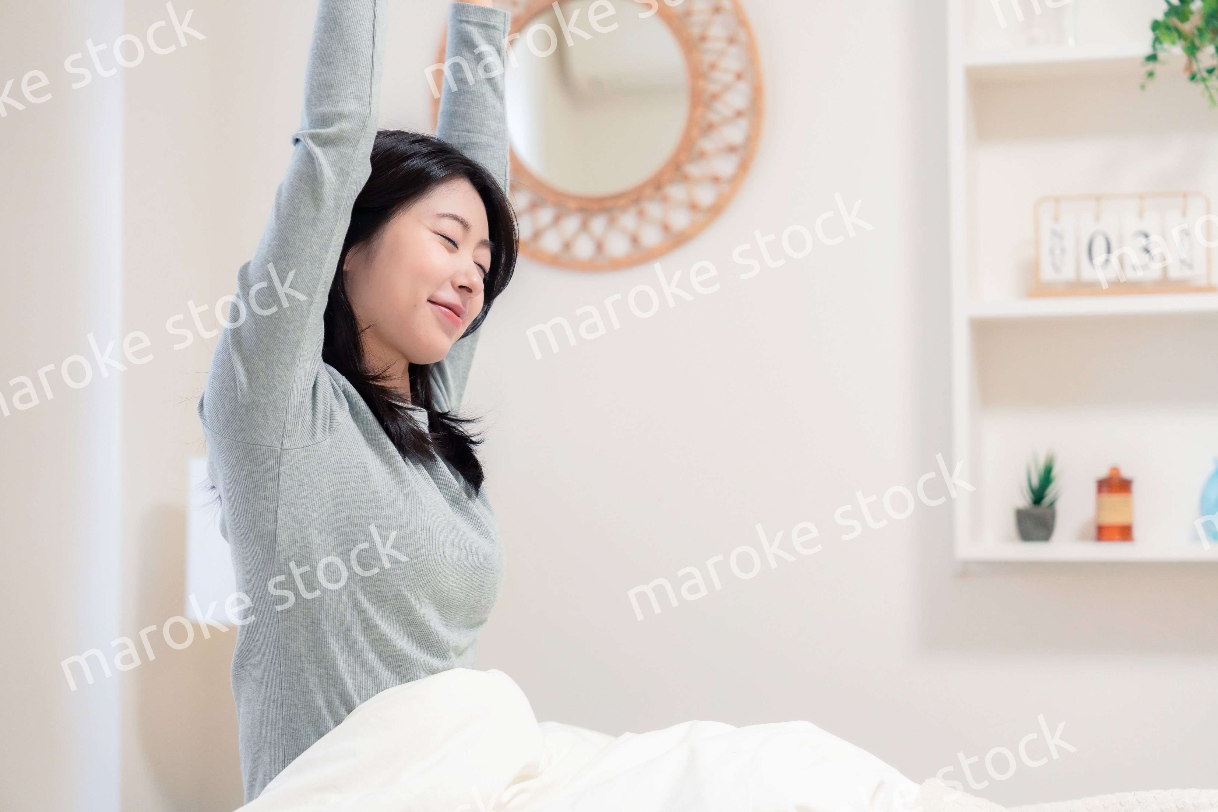 ベッドで目覚める若い女性