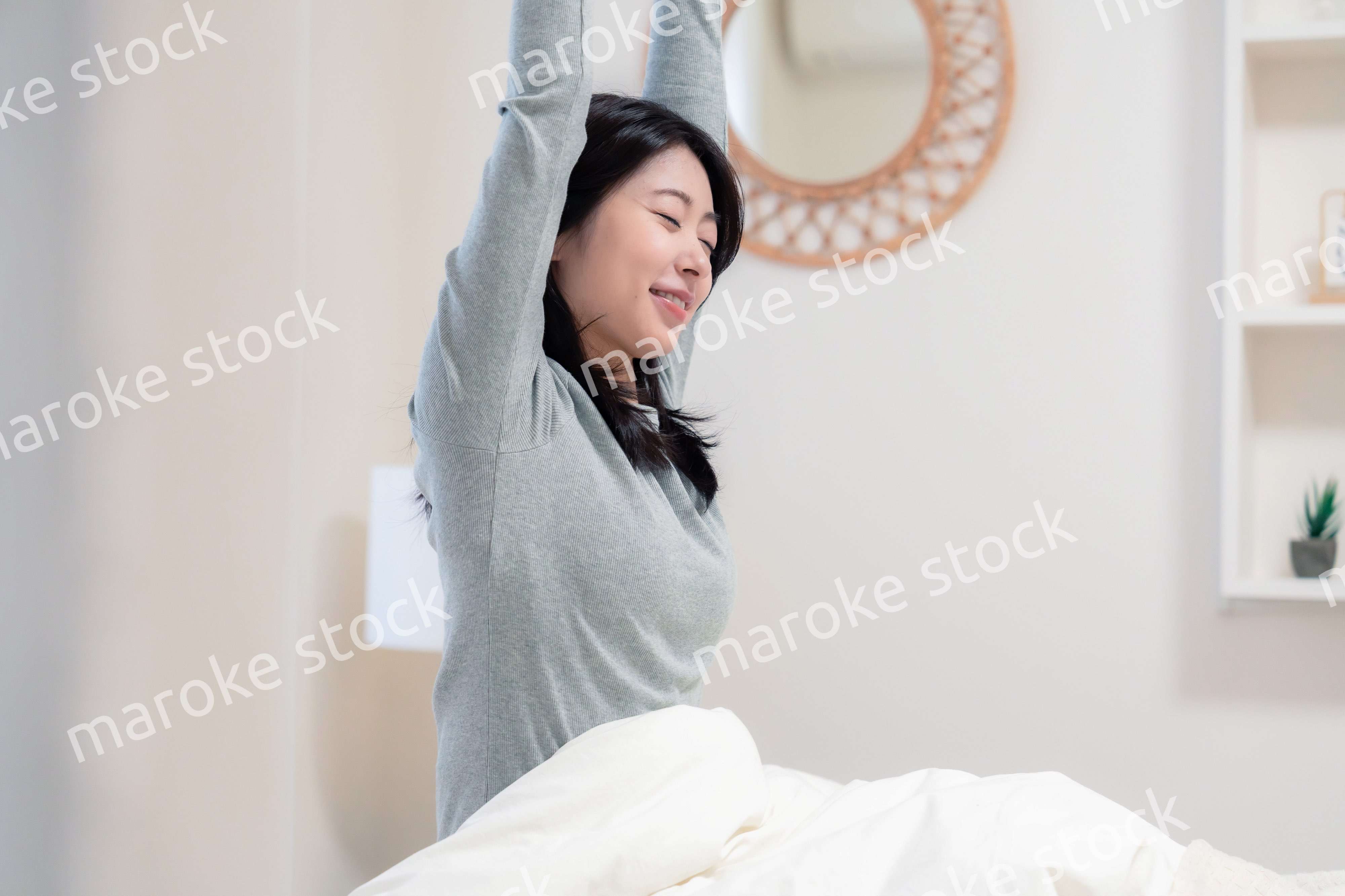 ベッドで目覚める若い女性