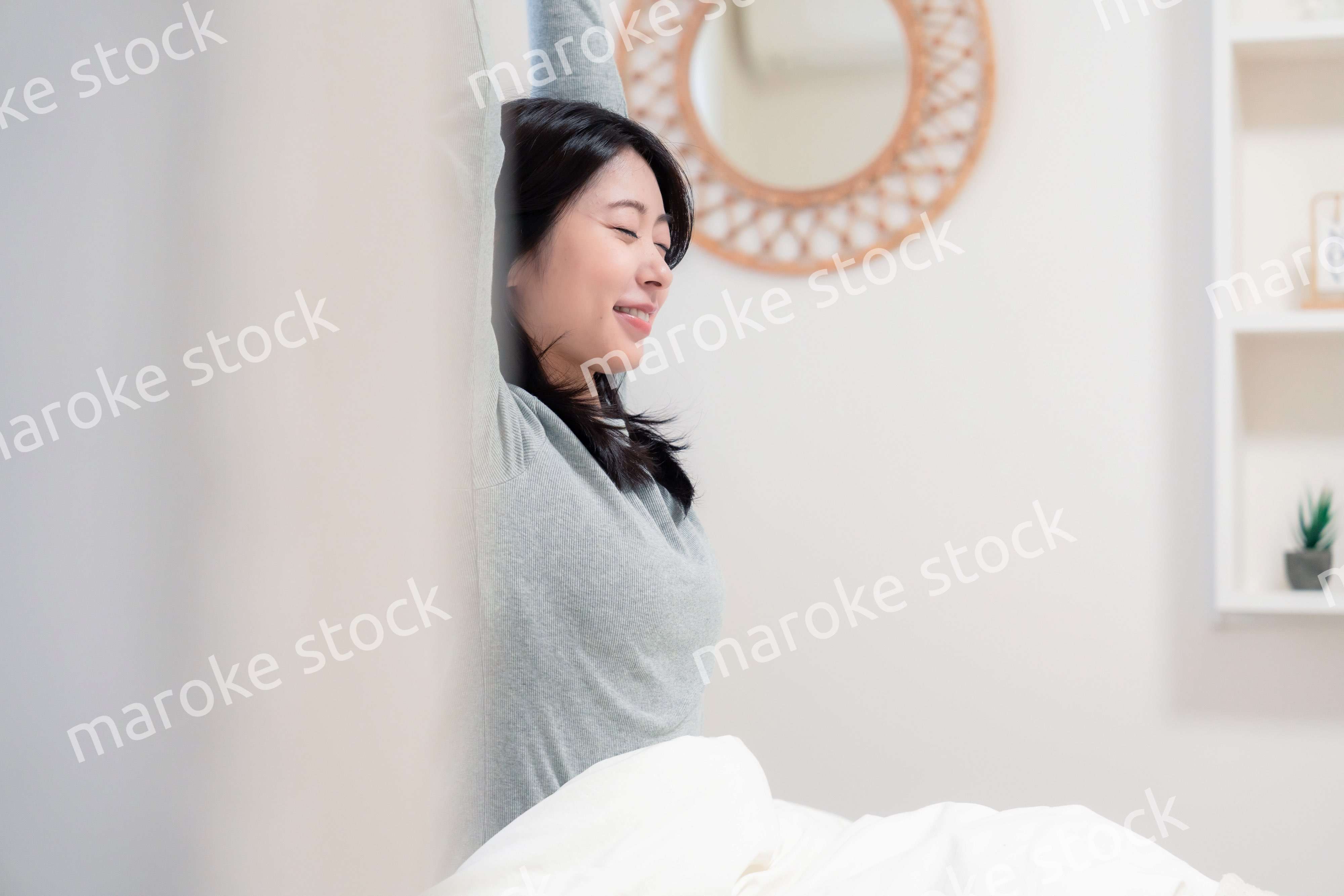 ベッドで目覚める若い女性