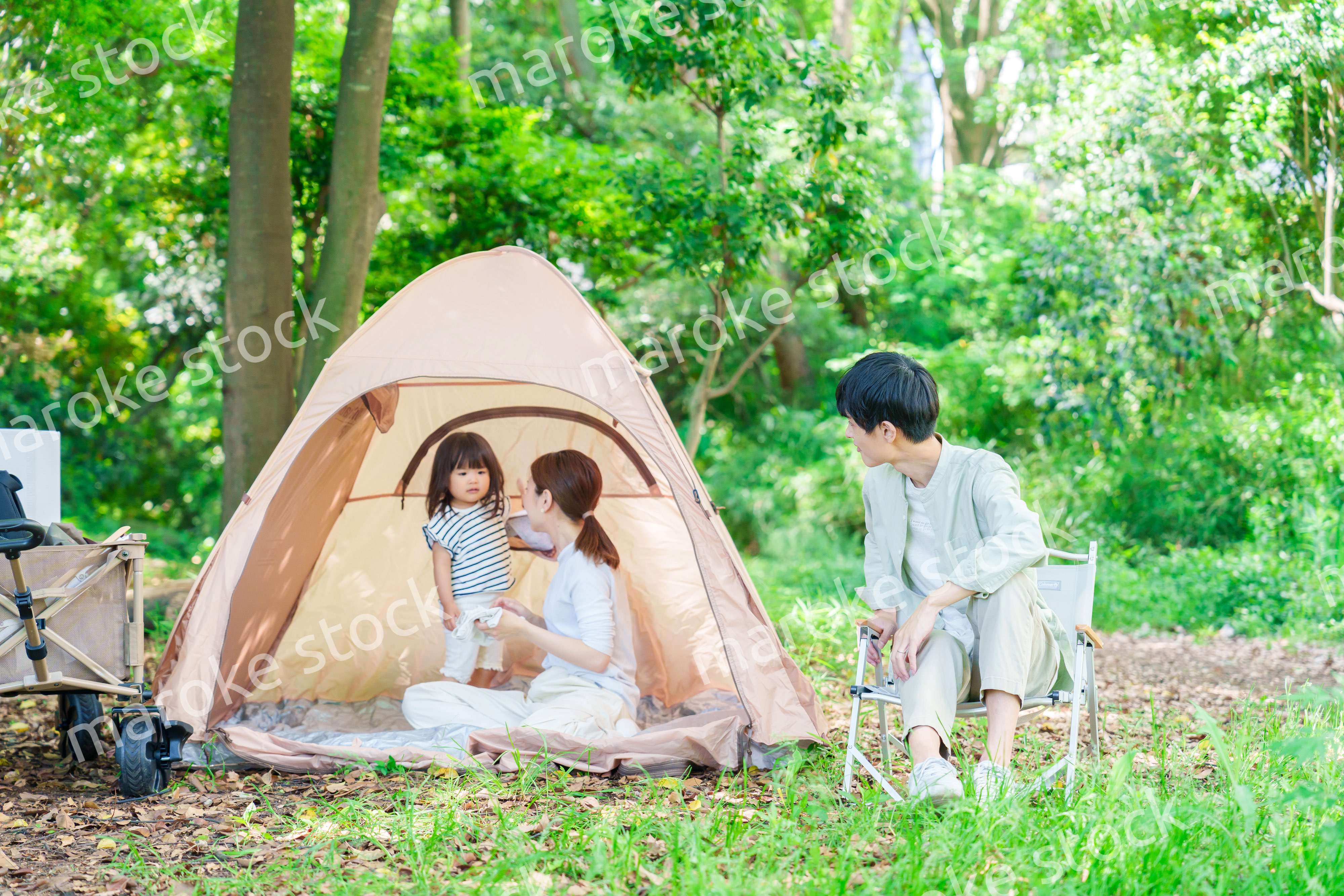 森の中でキャンプをするファミリー