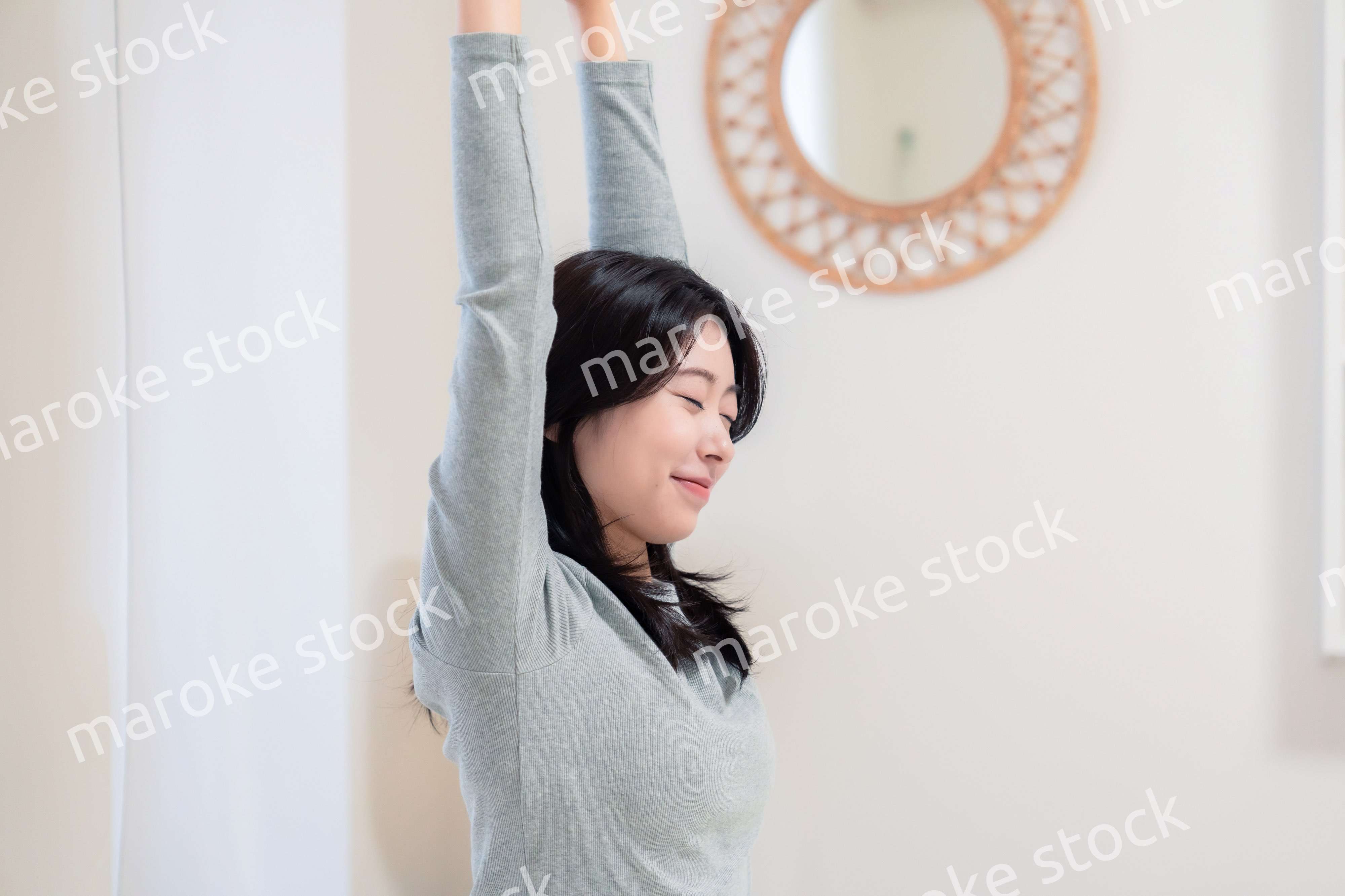 ベッドで目覚める若い女性