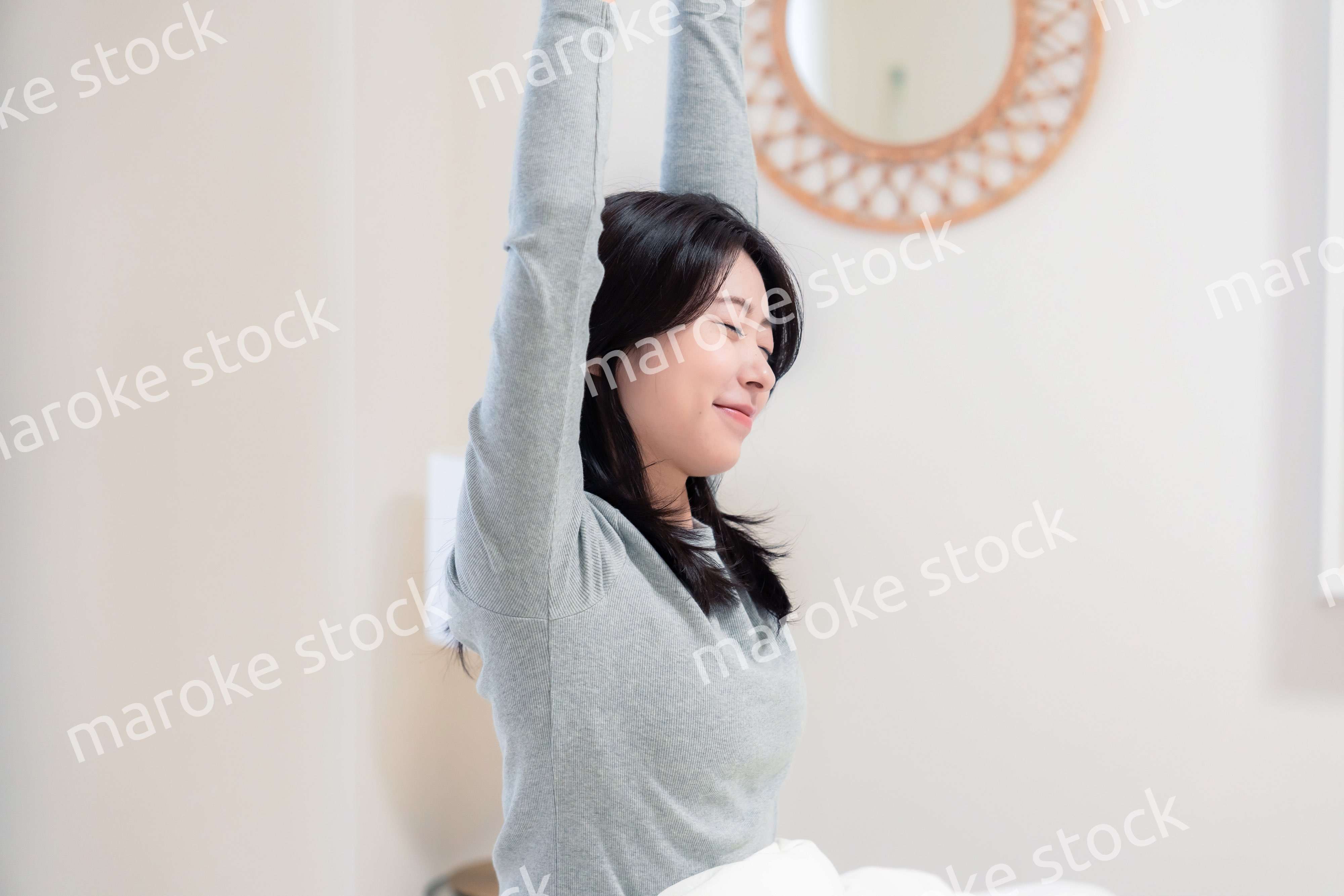 ベッドで目覚める若い女性