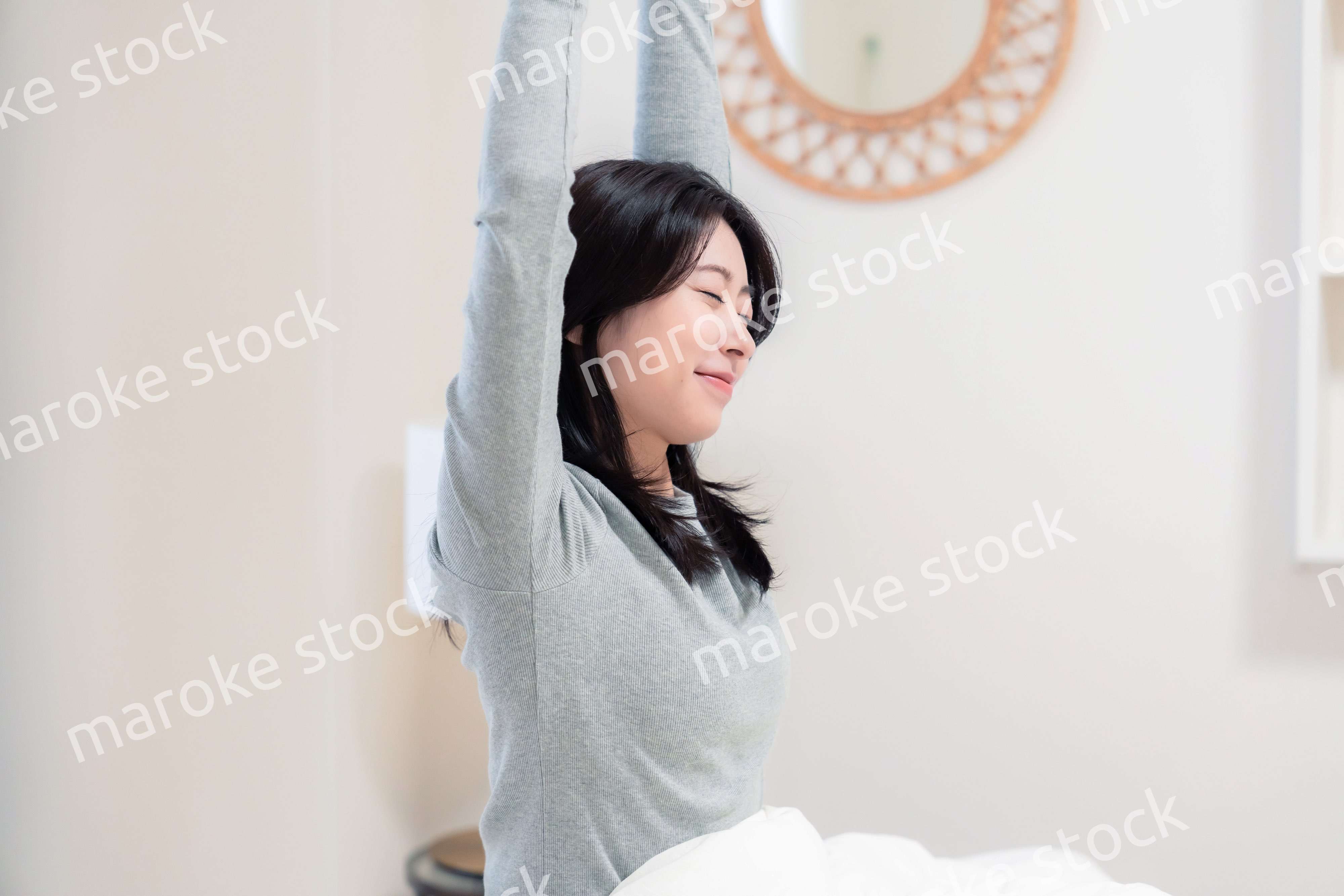 ベッドで目覚める若い女性