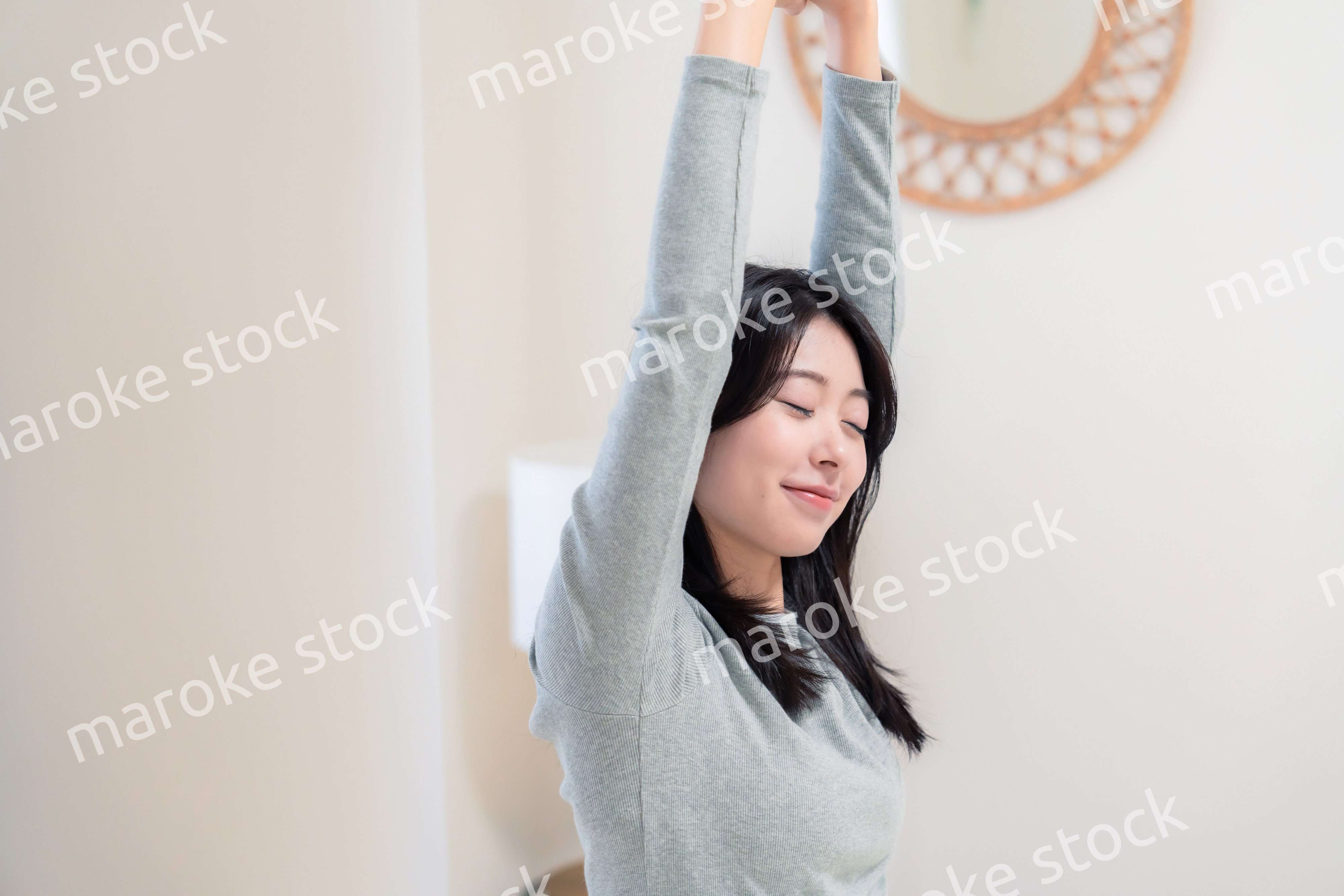 ベッドで目覚める若い女性