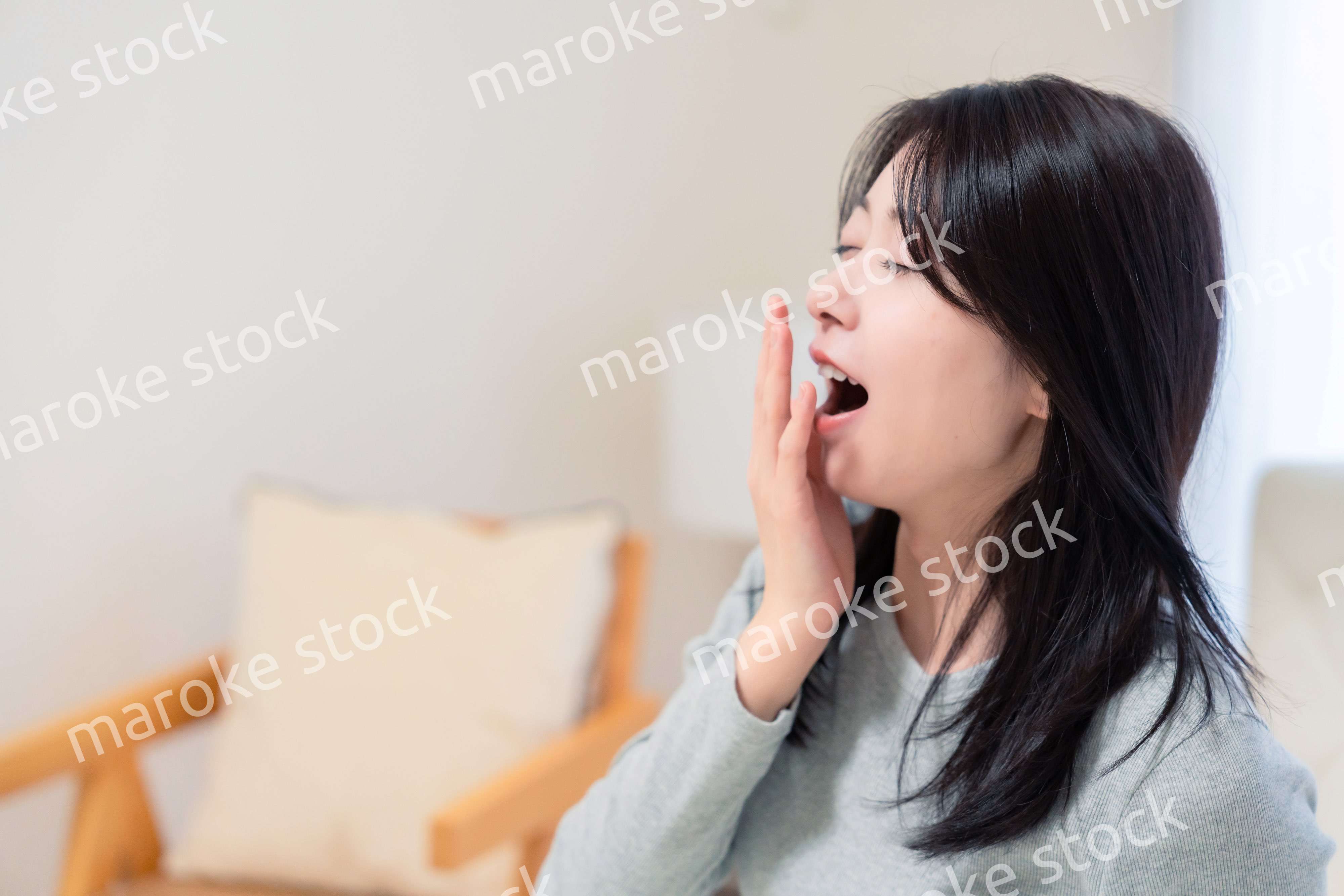 ベッドで目覚める若い女性