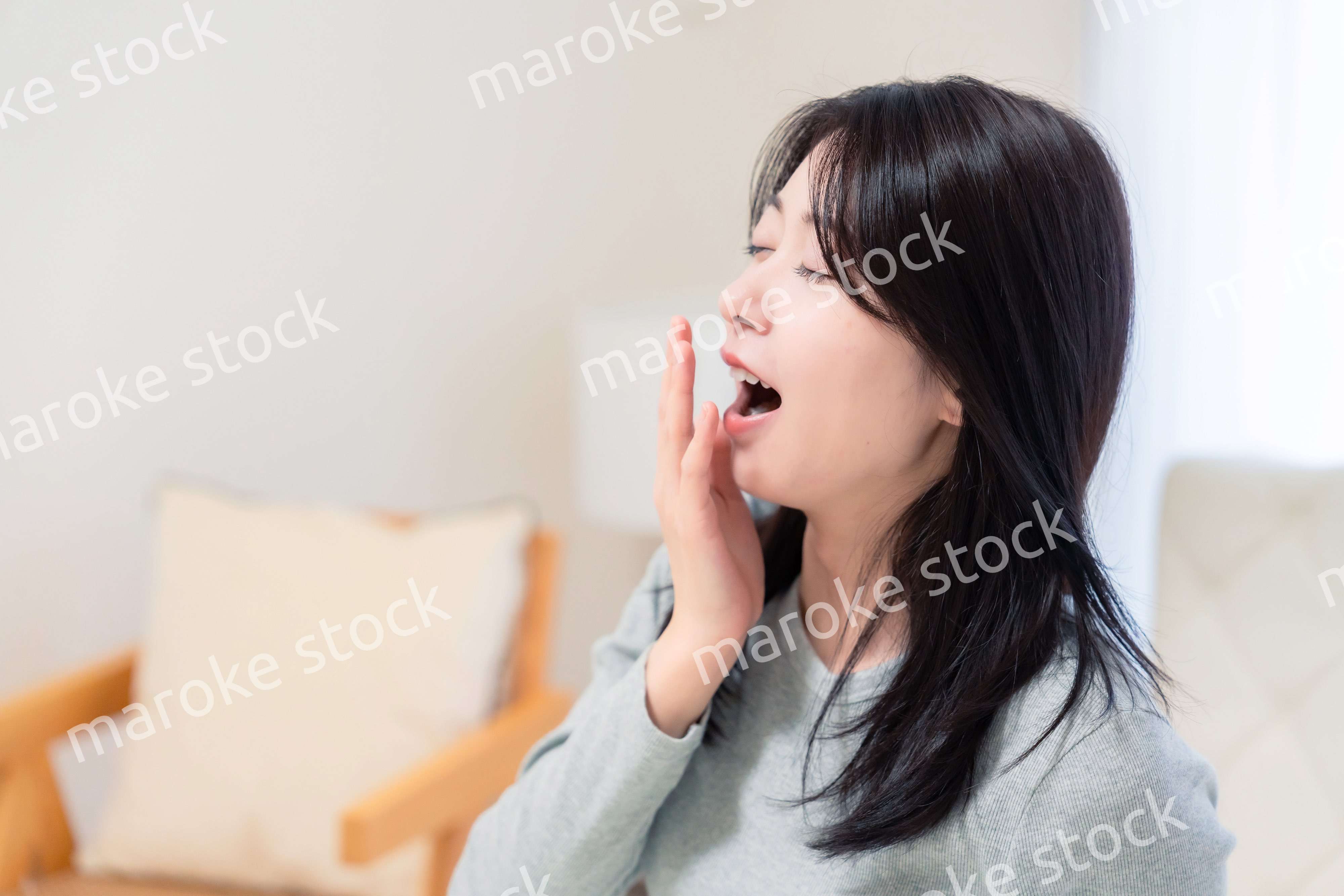 ベッドで目覚める若い女性