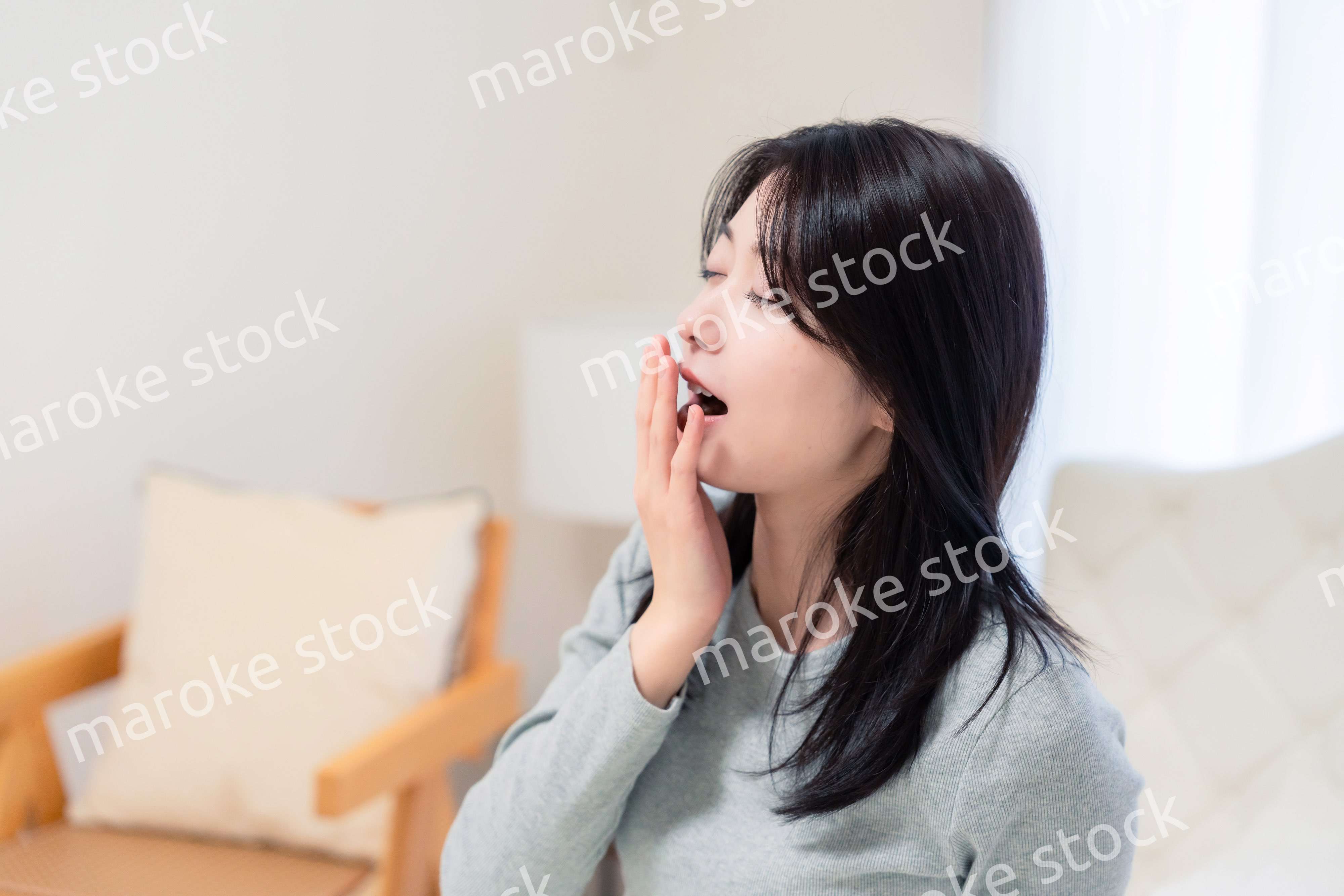 ベッドで目覚める若い女性