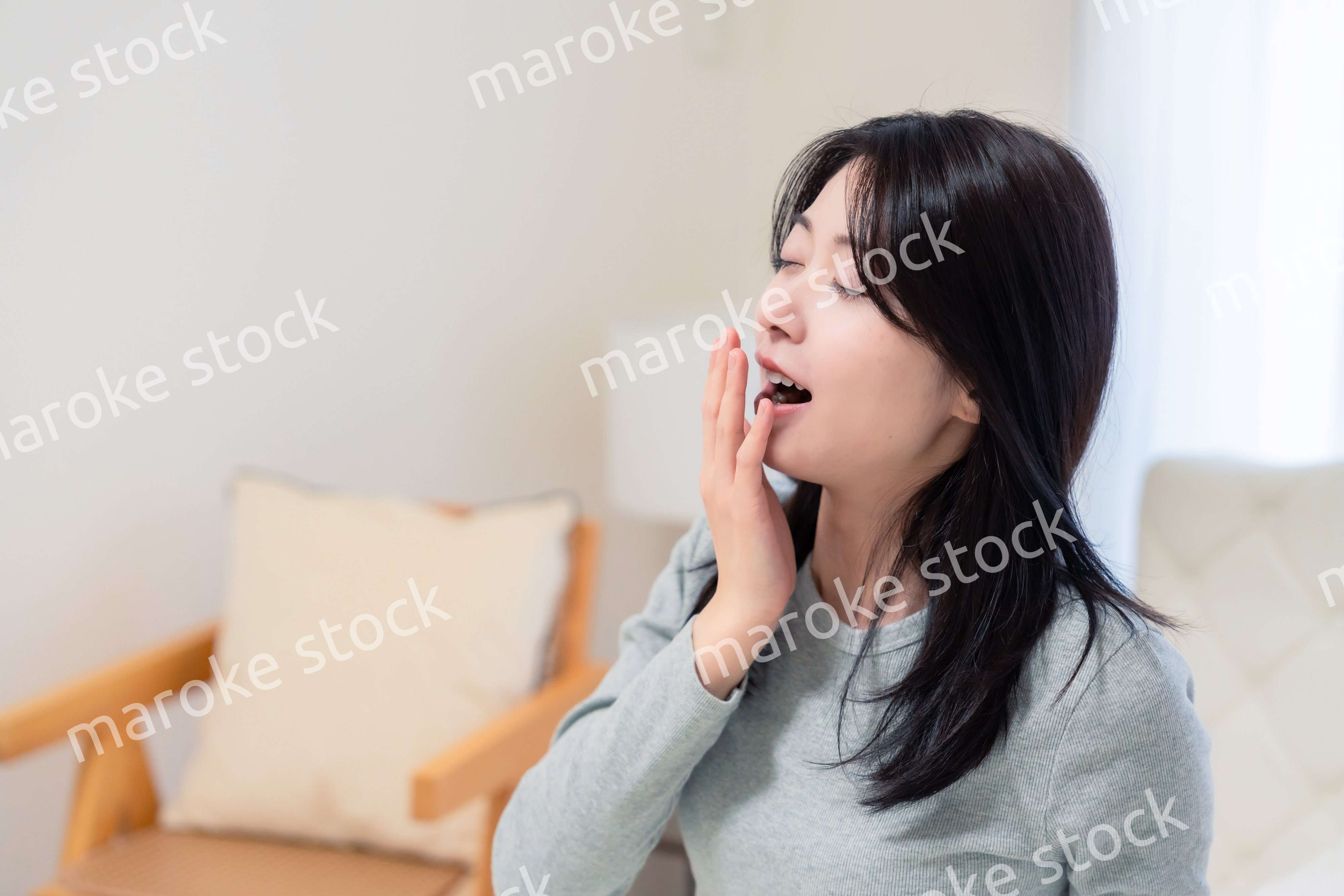 ベッドで目覚める若い女性