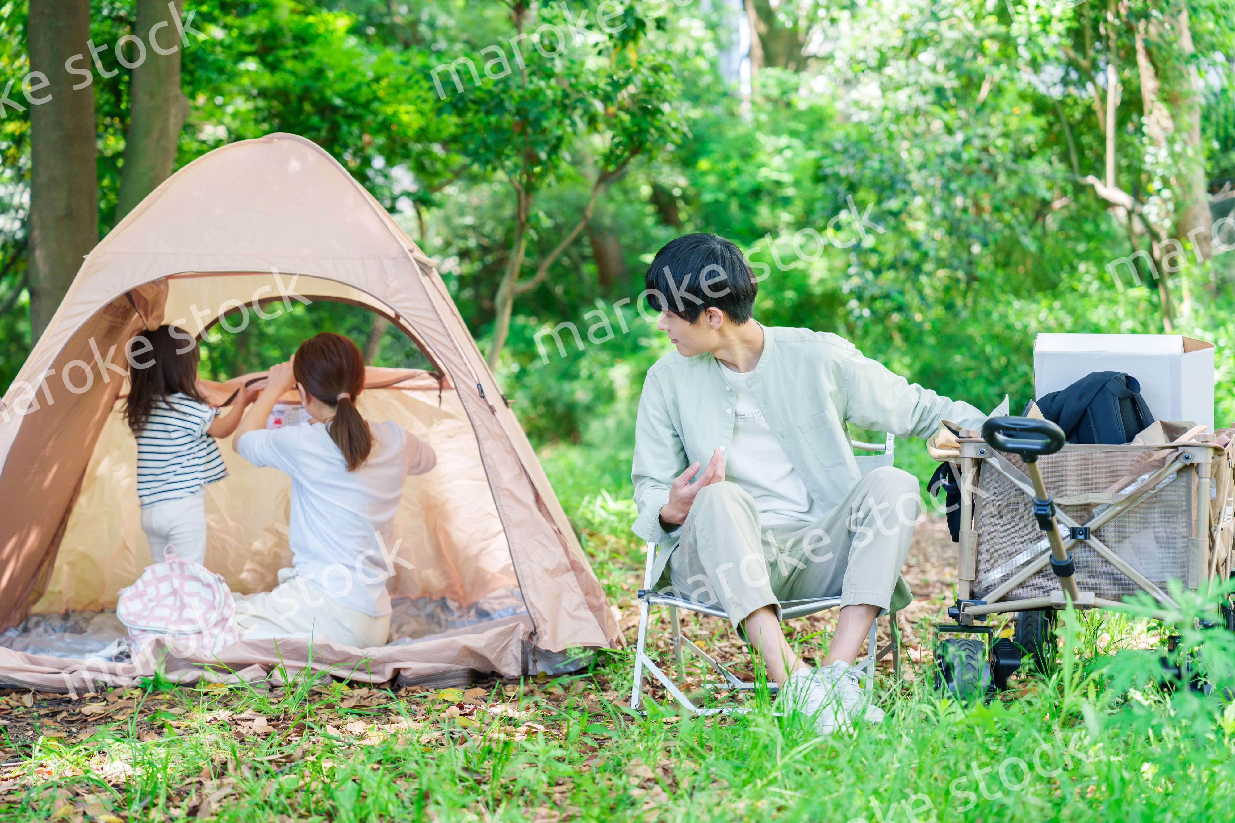森の中でキャンプをするファミリー