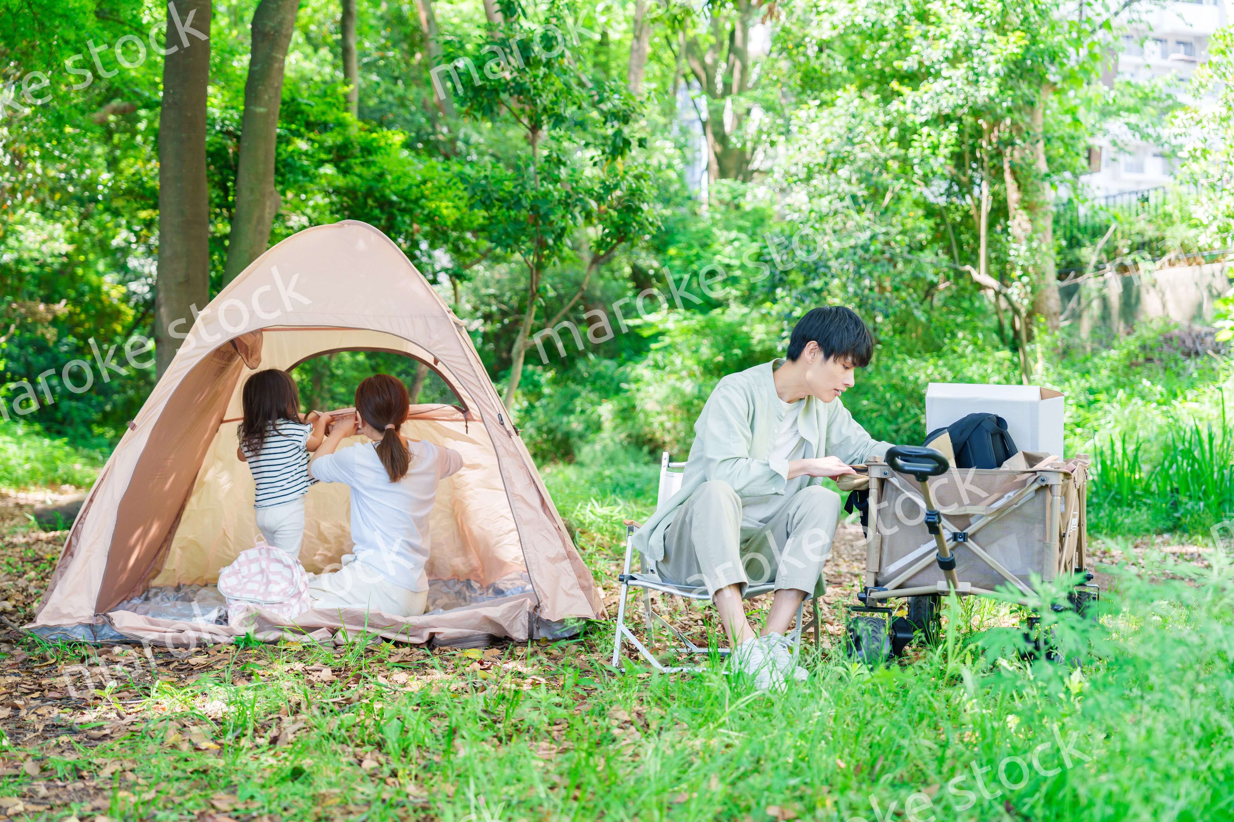 森の中でキャンプをするファミリー