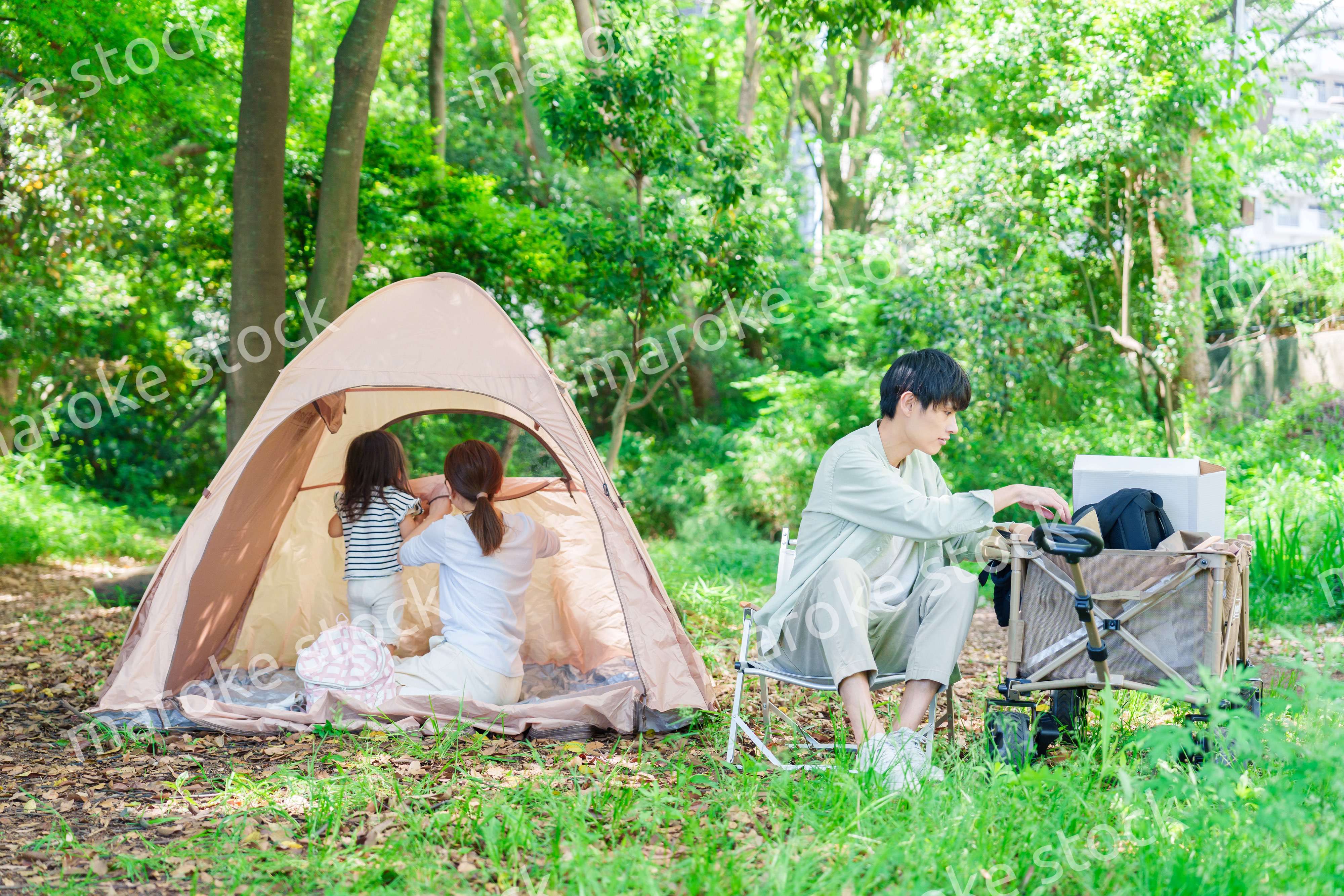 森の中でキャンプをするファミリー