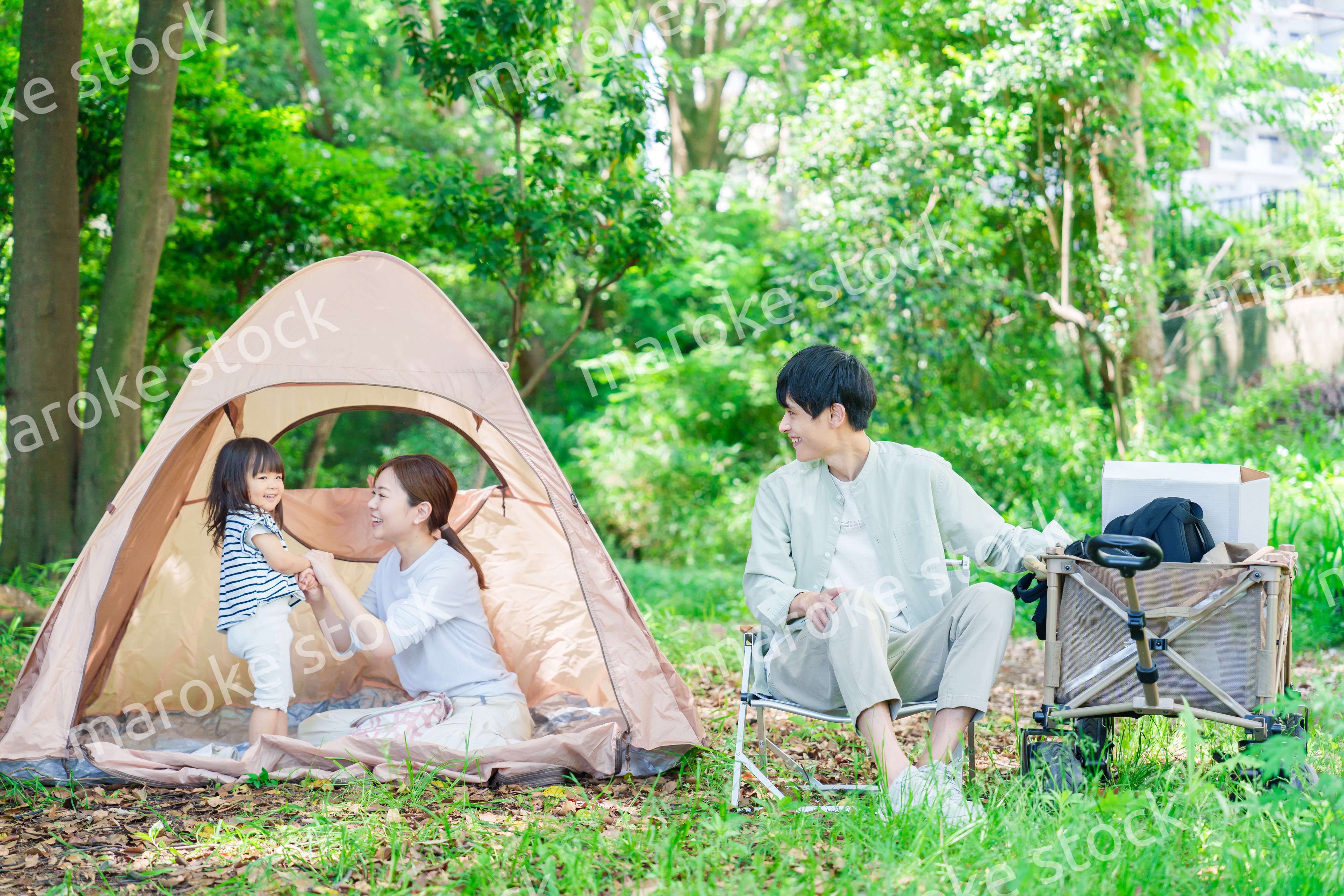 森の中でキャンプをするファミリー