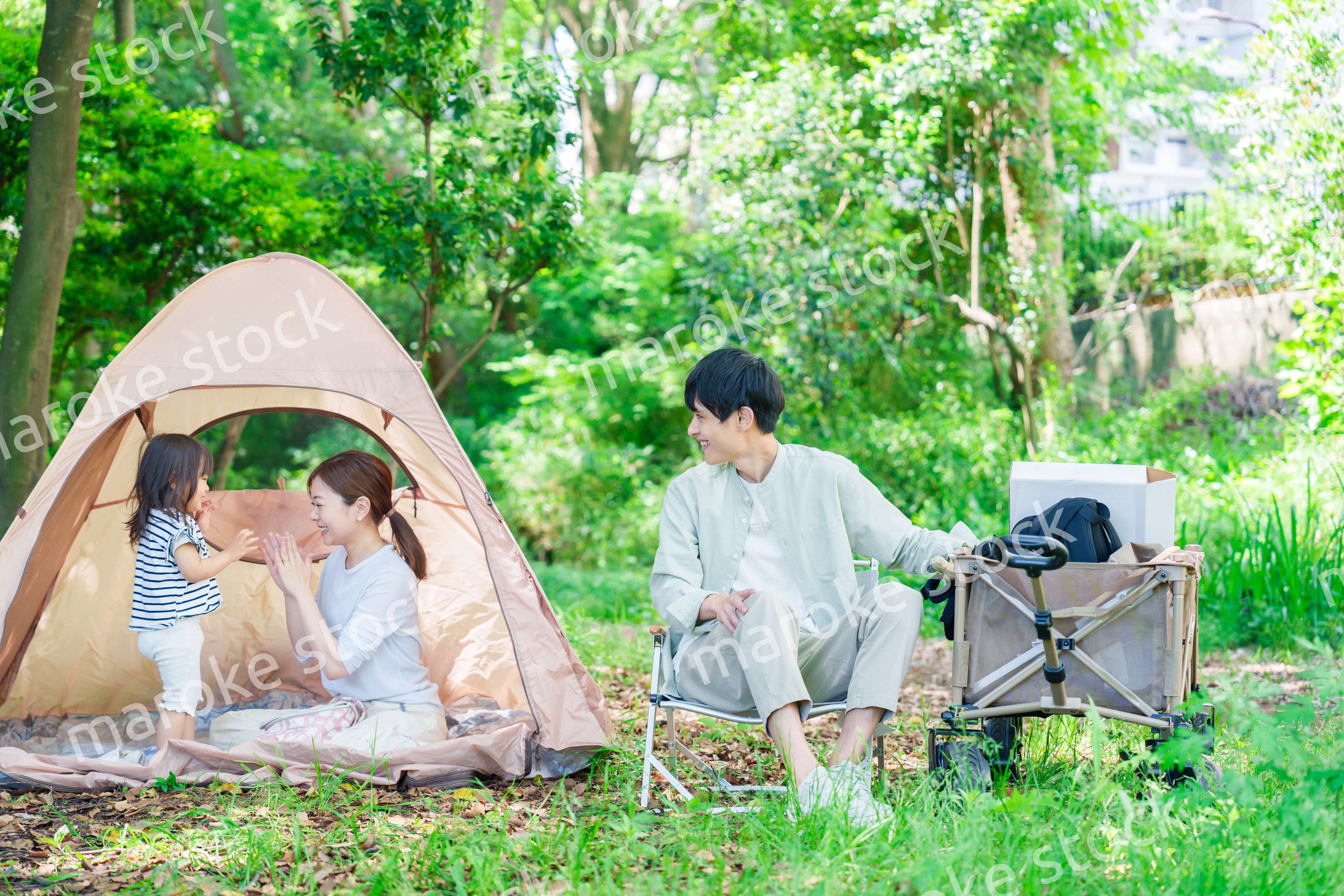 森の中でキャンプをするファミリー