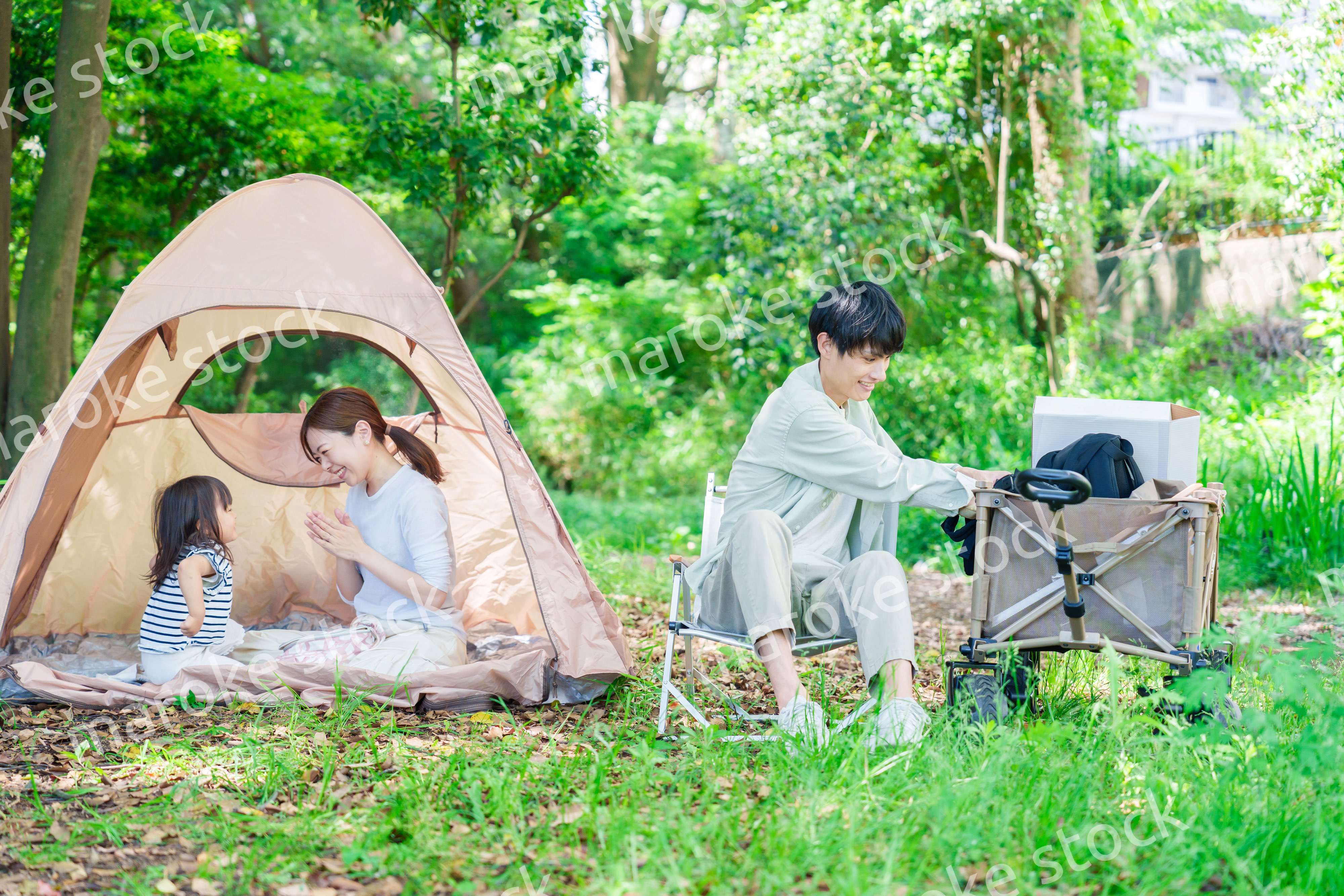 森の中でキャンプをするファミリー