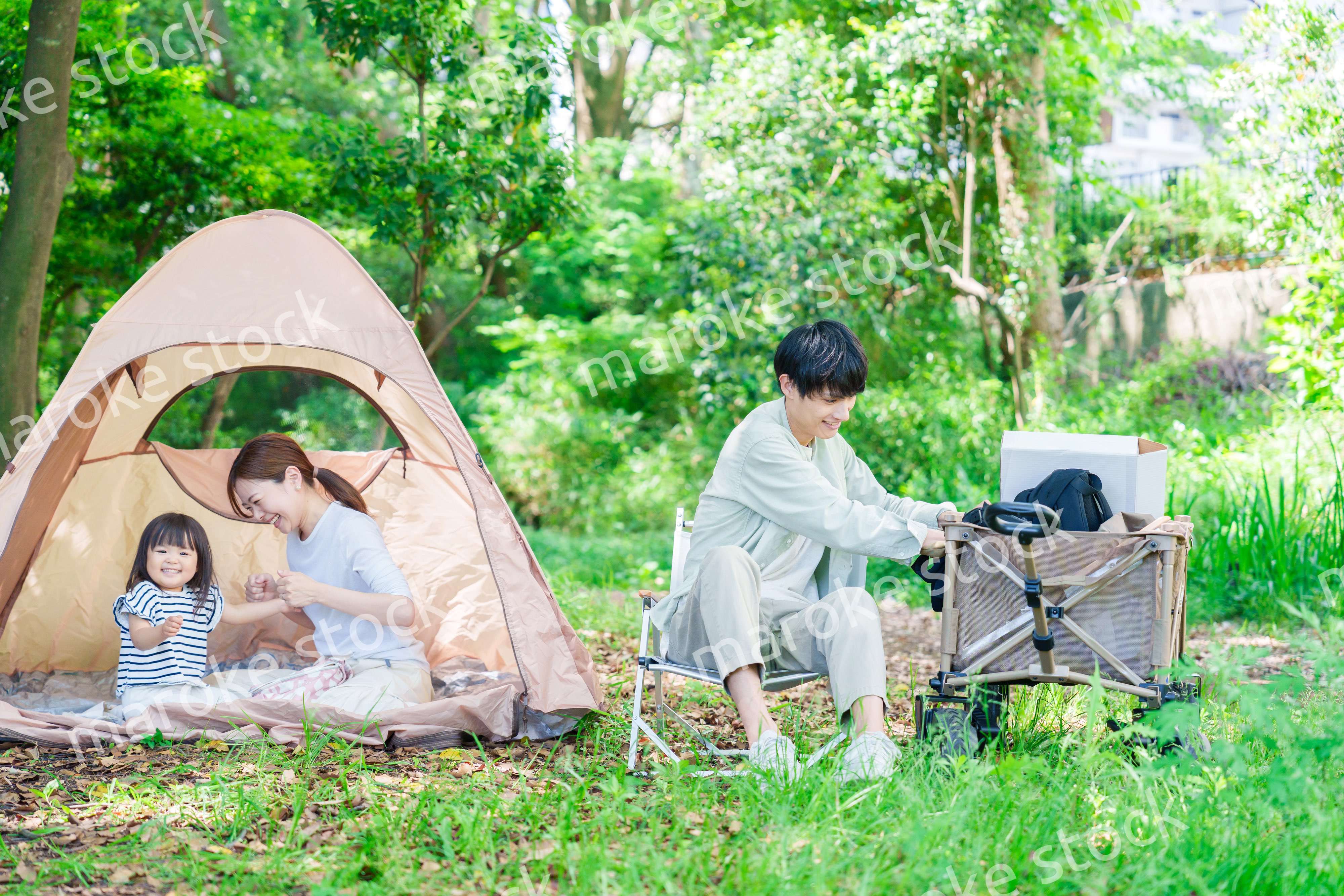 森の中でキャンプをするファミリー