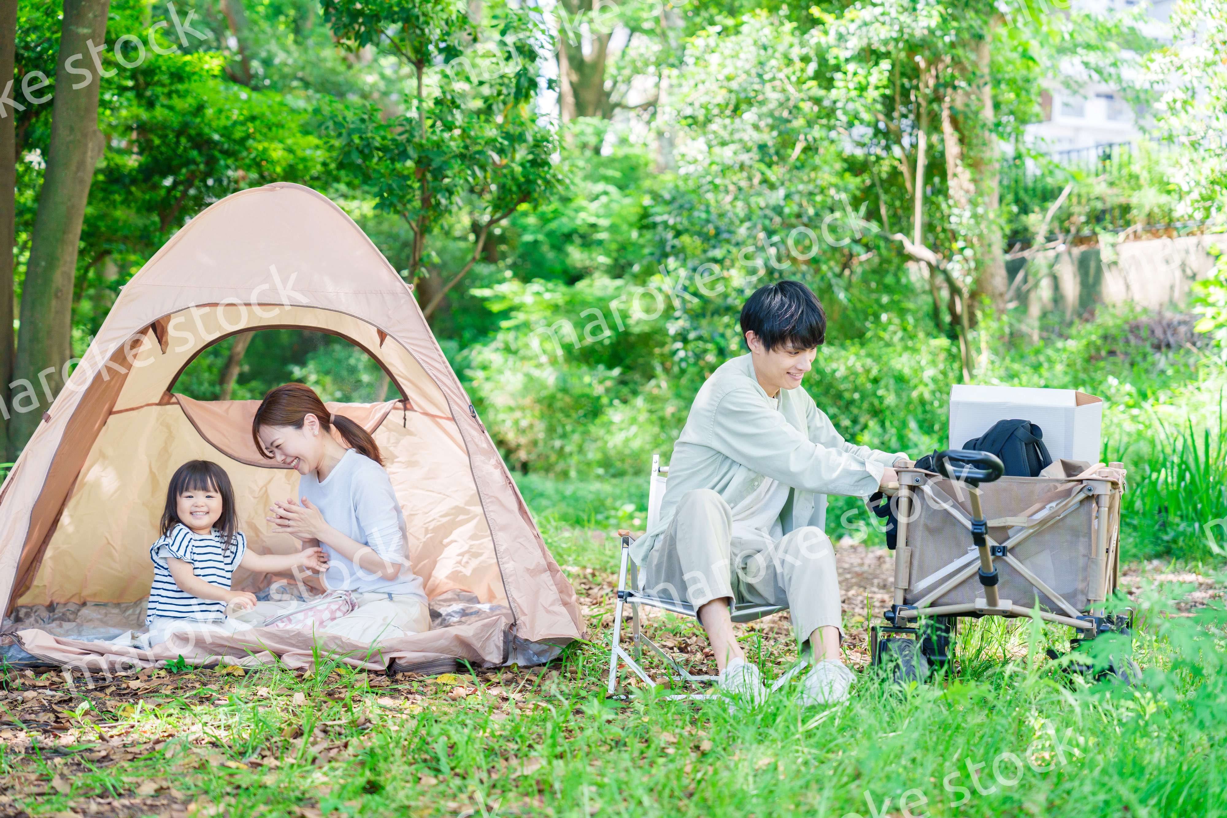 森の中でキャンプをするファミリー