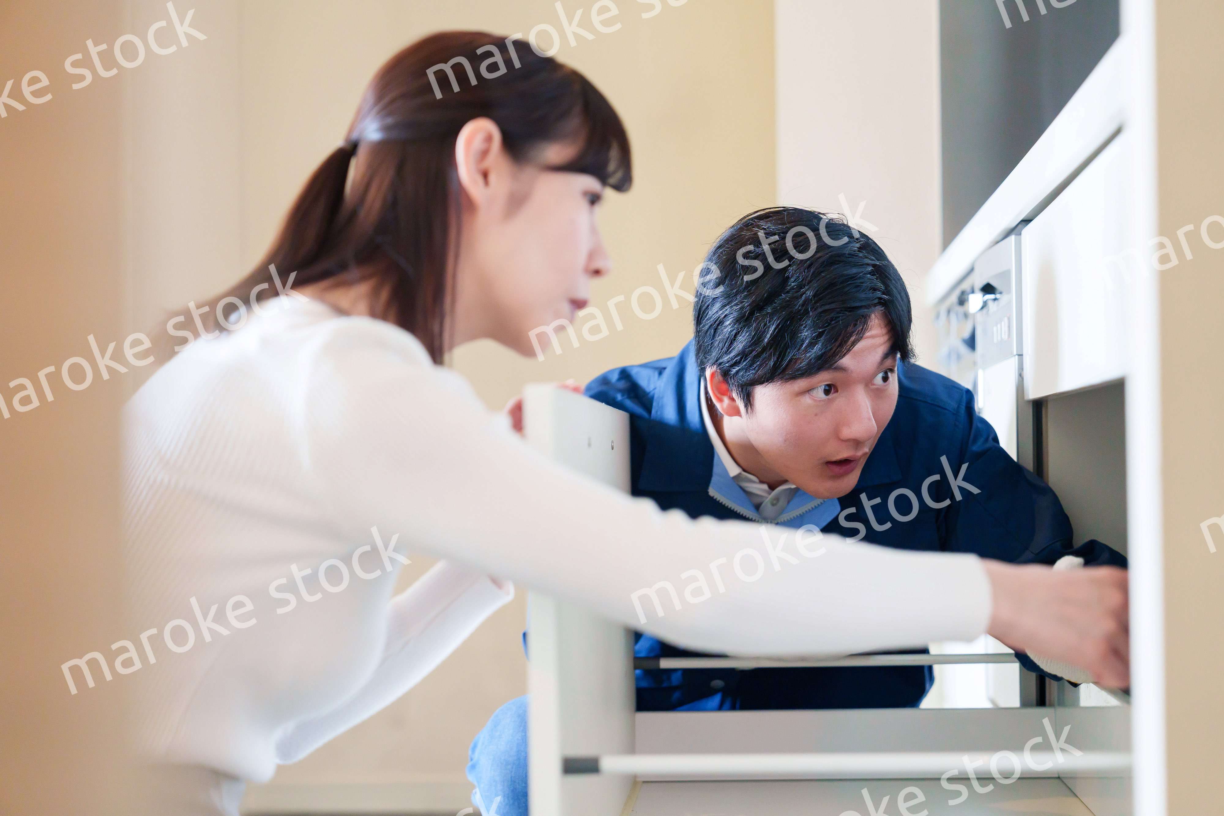 修理業者に家の修理をお願いする女性