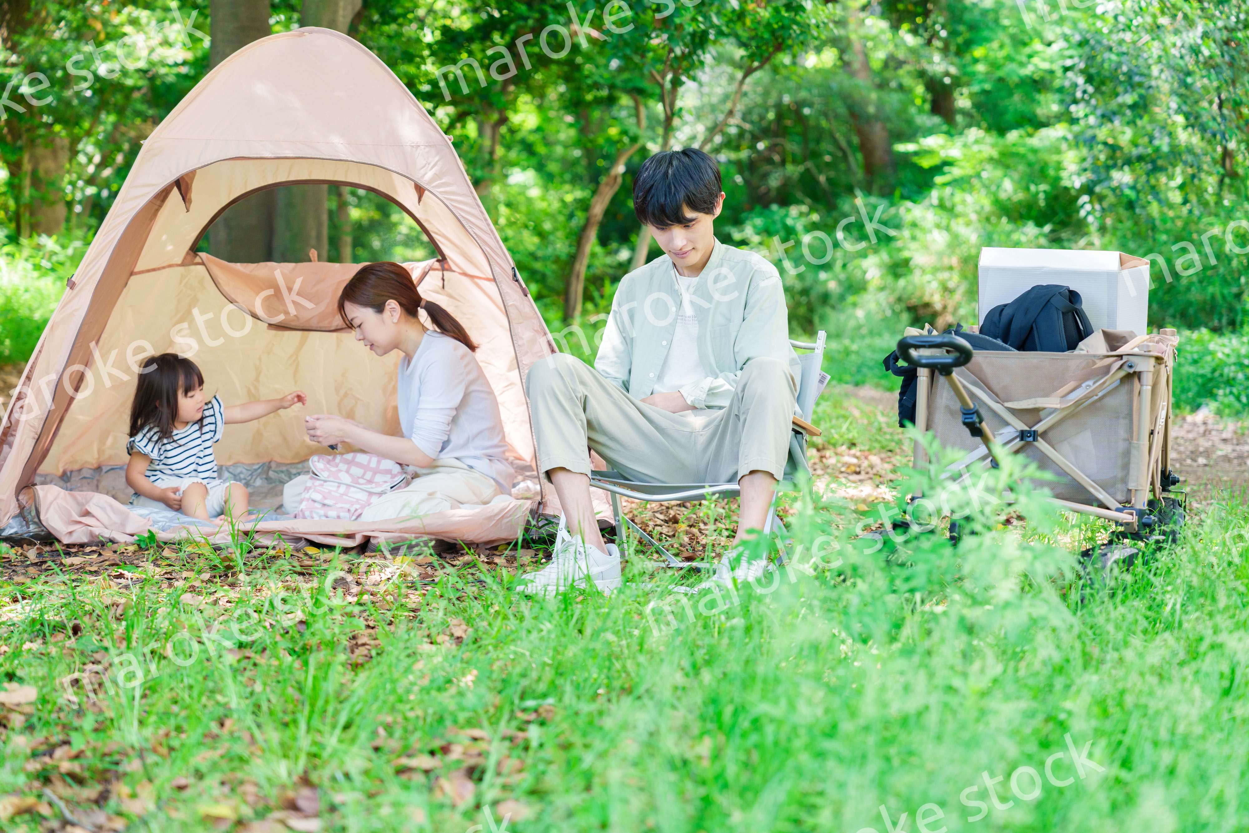 森の中でキャンプをするファミリー