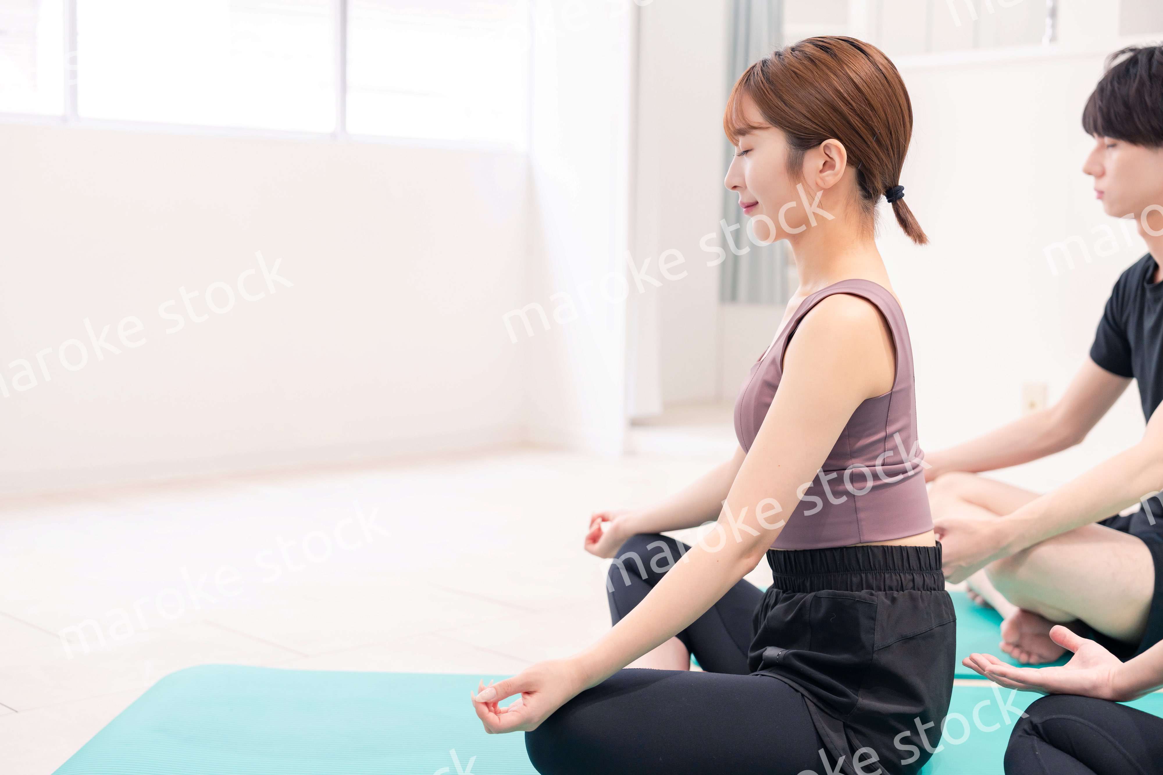 ジムで体を鍛える若い女性