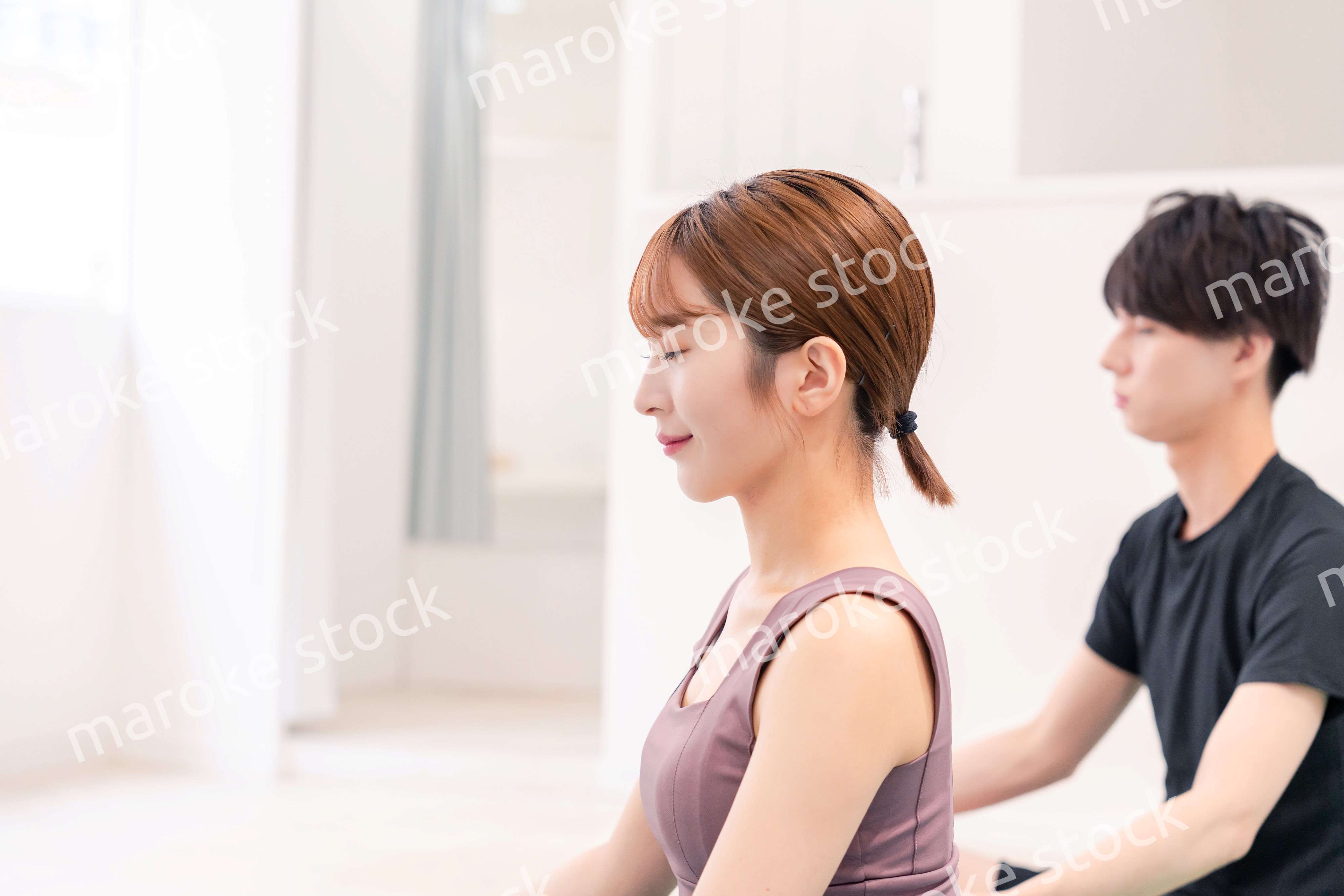 ジムで体を鍛える若い女性