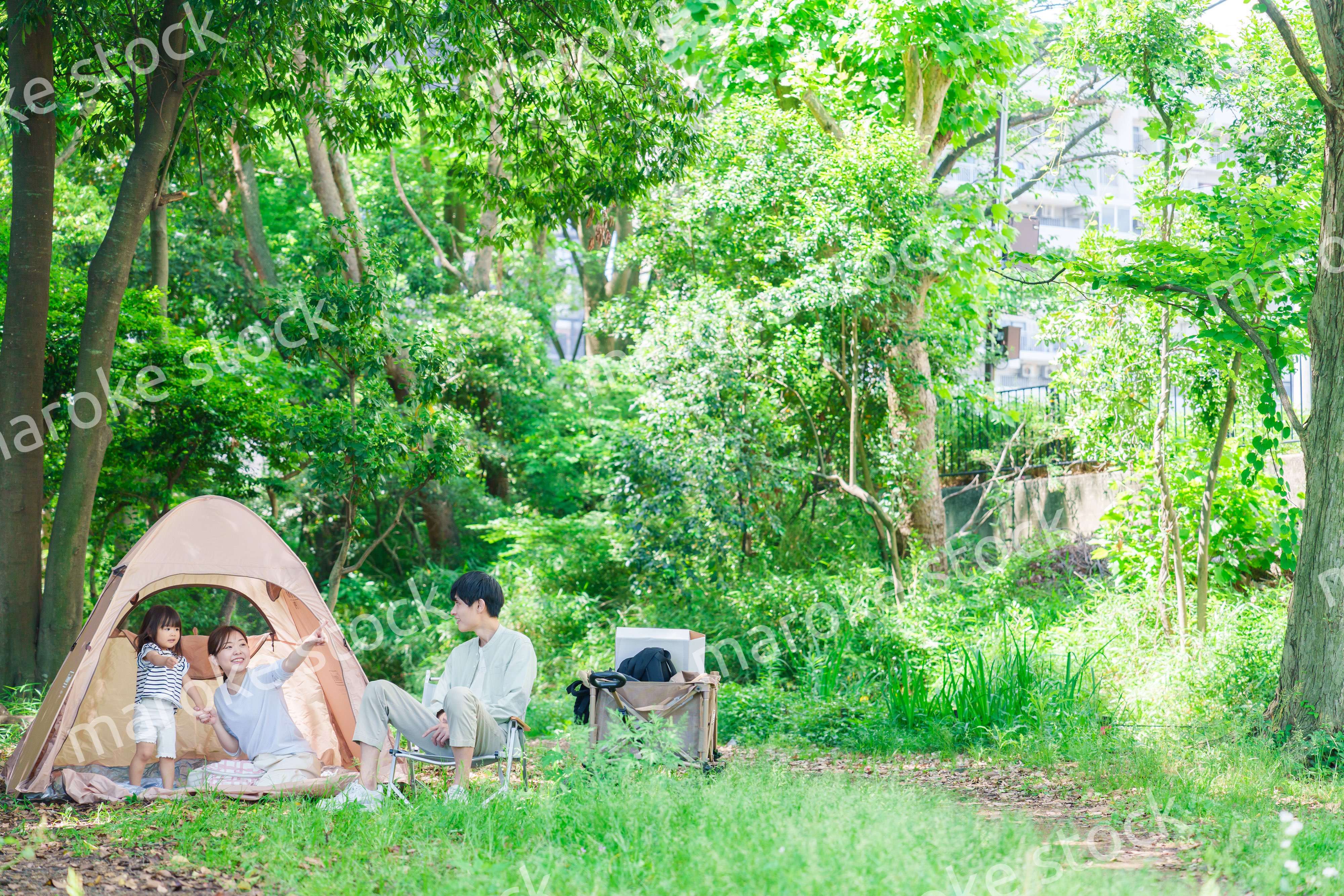 森の中でキャンプをするファミリー
