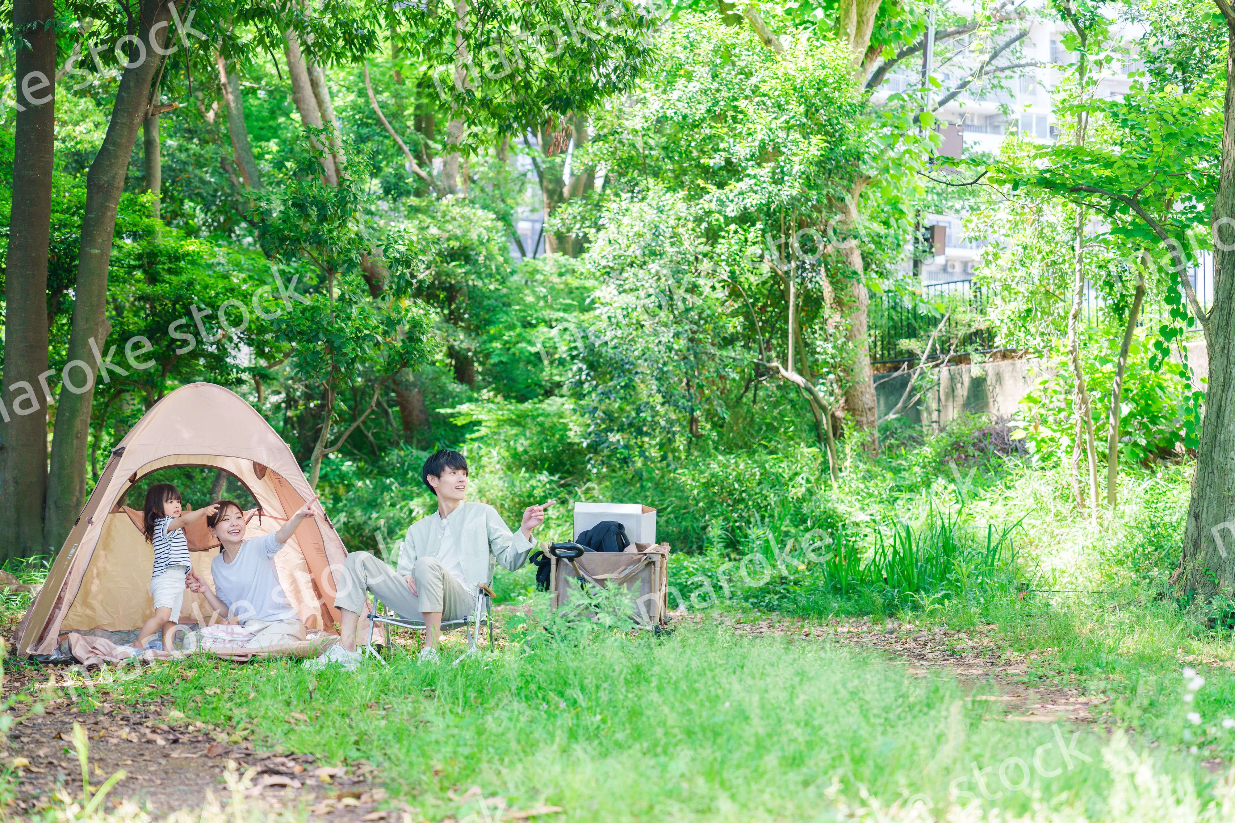 森の中でキャンプをするファミリー