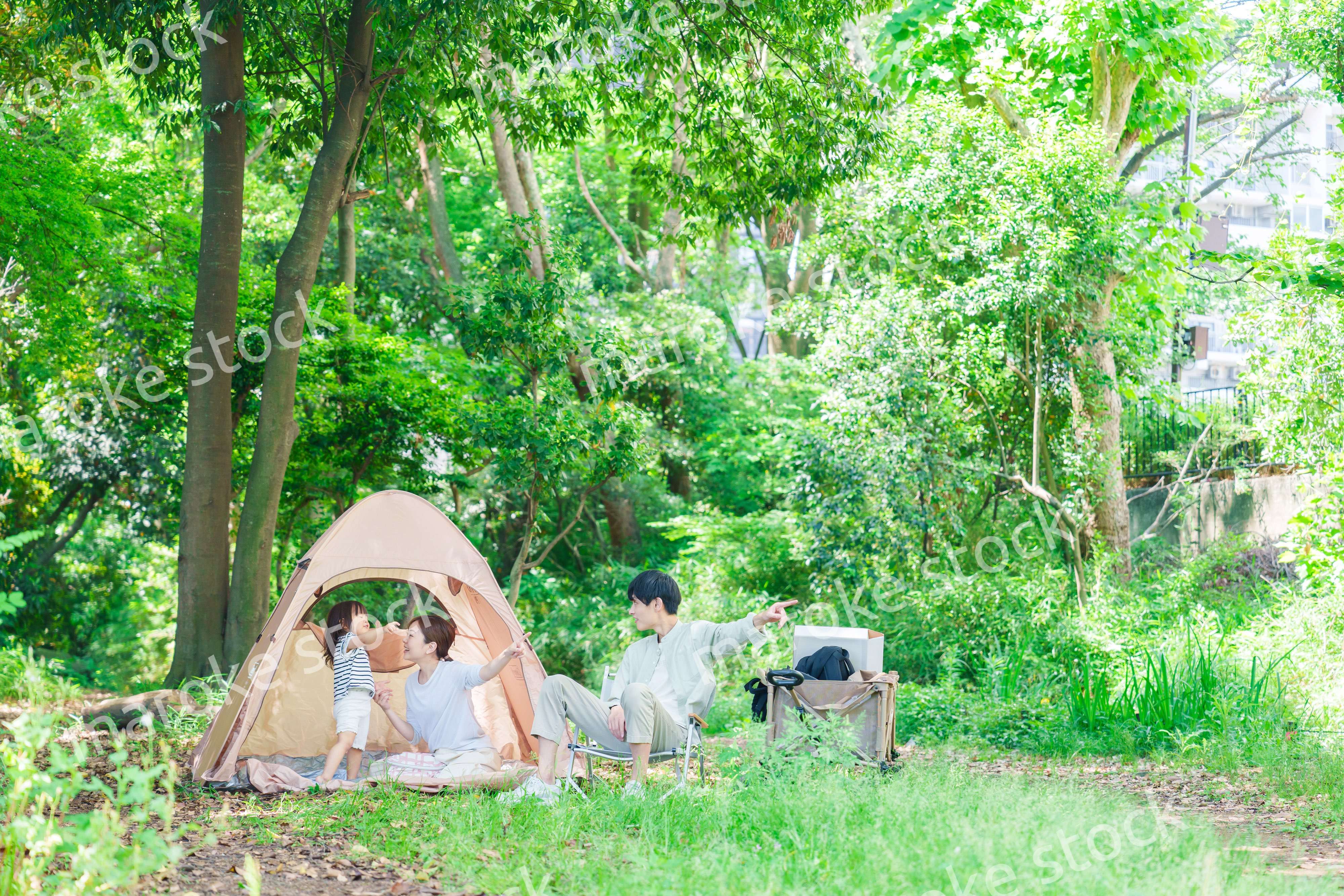 森の中でキャンプをするファミリー