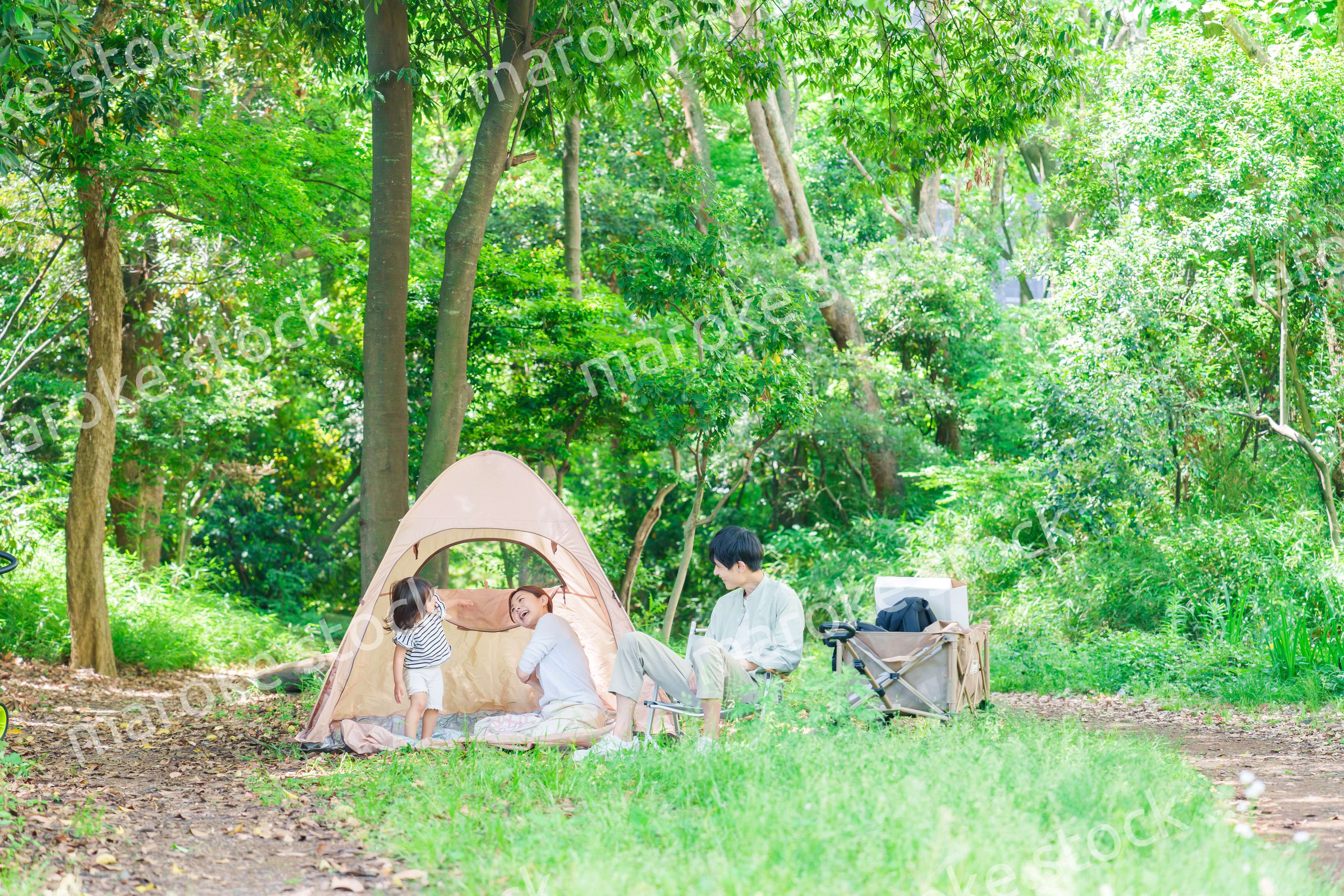 森の中でキャンプをするファミリー